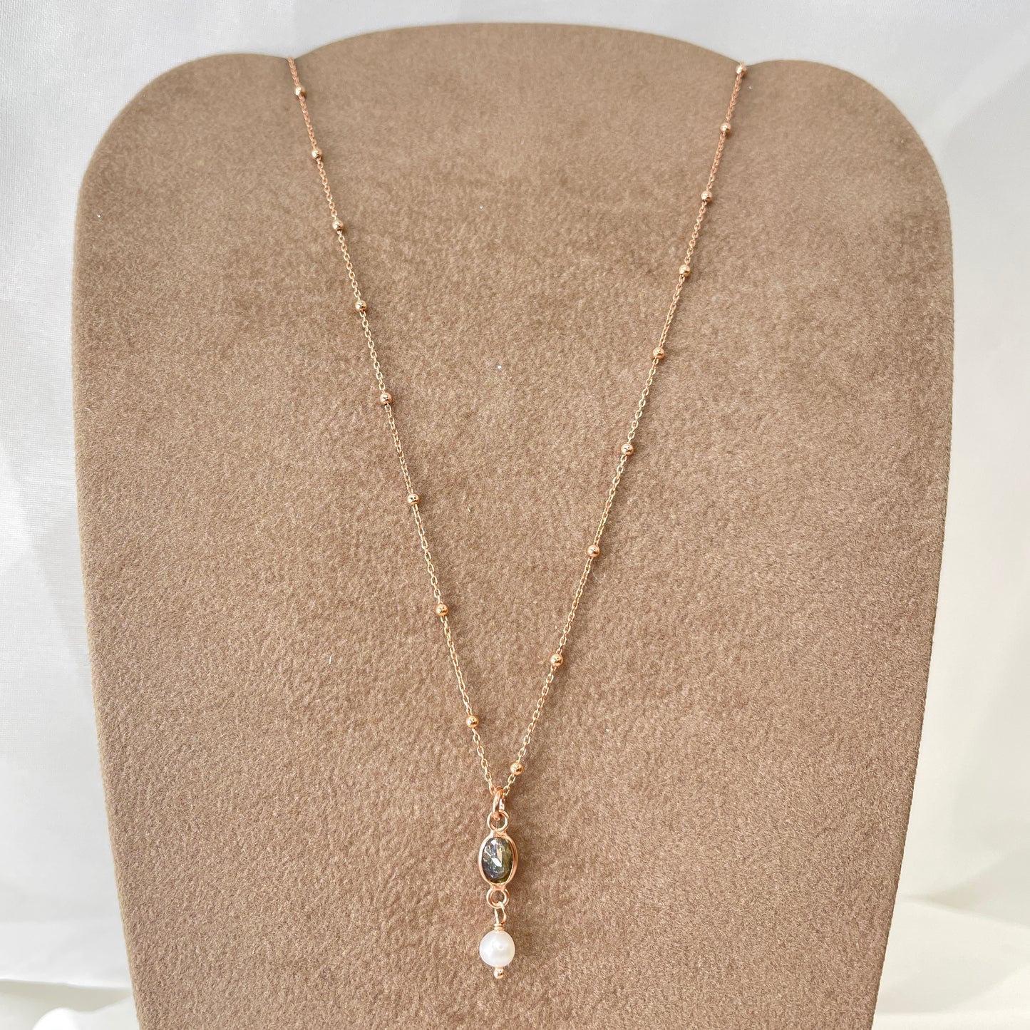 Collana micro rosario cm 35 con piccola pietra ovale mm colore tormalina e perla tonda bianca da 0.4 cm pendente - Lumiere Bijoux