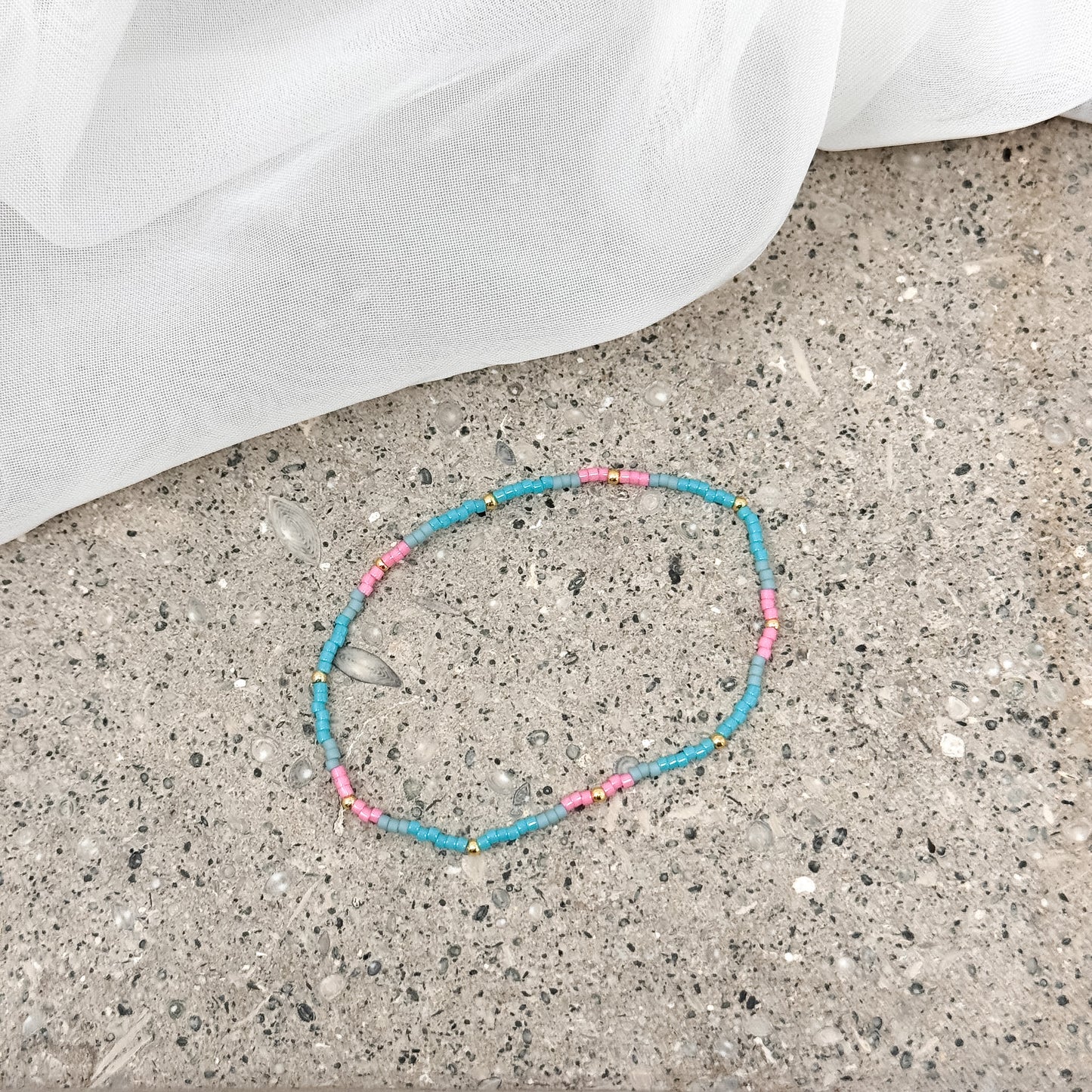 Bracciale elastico miyuki micro rondelle colorate alternate a micro sfere oro giallo ottone - Lumiere Bijoux