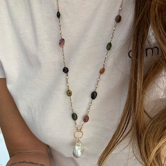 Collana catena rollò cm70 più 2 di allungamento rosè con perle bianche e pietra tormalina ovale multicolore con perla maxi barocca pendente - Lumiere Bijoux