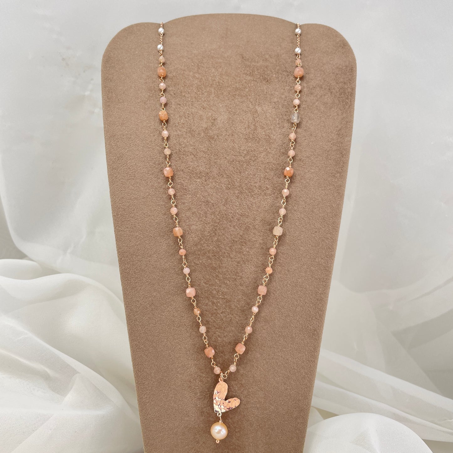 Collana cm 70 rado perle e pietre naturali granato o cubica pietra di luna con soggetto battuto - Lumiere Bijoux