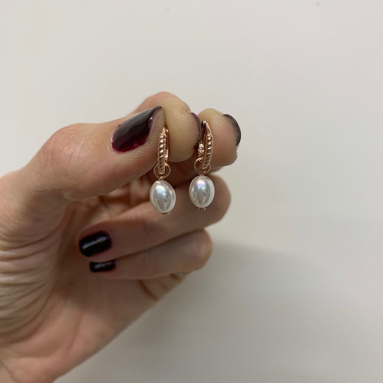 Coppia orecchini cerchi attorcigliati rosè da 0,8 mm scattino con piccola perla barocca bianca pendente