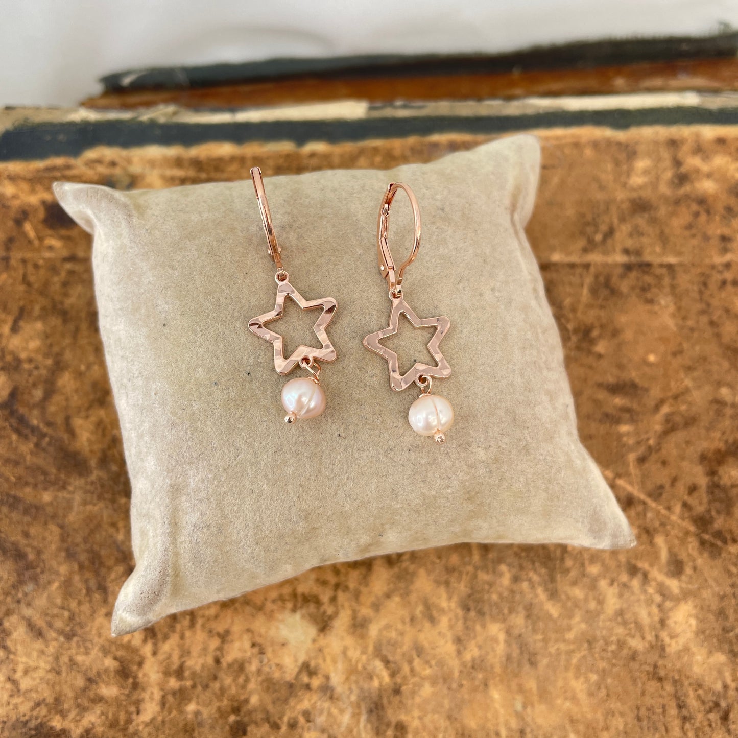 Coppia orecchini monachella pendenti stella vuota battuta e perla - Lumiere Bijoux