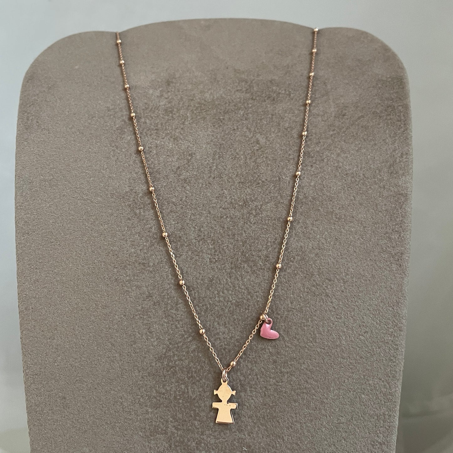 Collana micro rosario cm 40 con bimba da 1 cm e cuore bacio smaltato rosa antico da 0,5 mm - Lumiere Bijoux