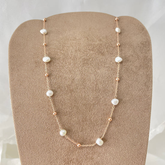 Collana perle sassetto da 0,6 mm bianche alternate a sfere rose cm 35 - Lumiere Bijoux