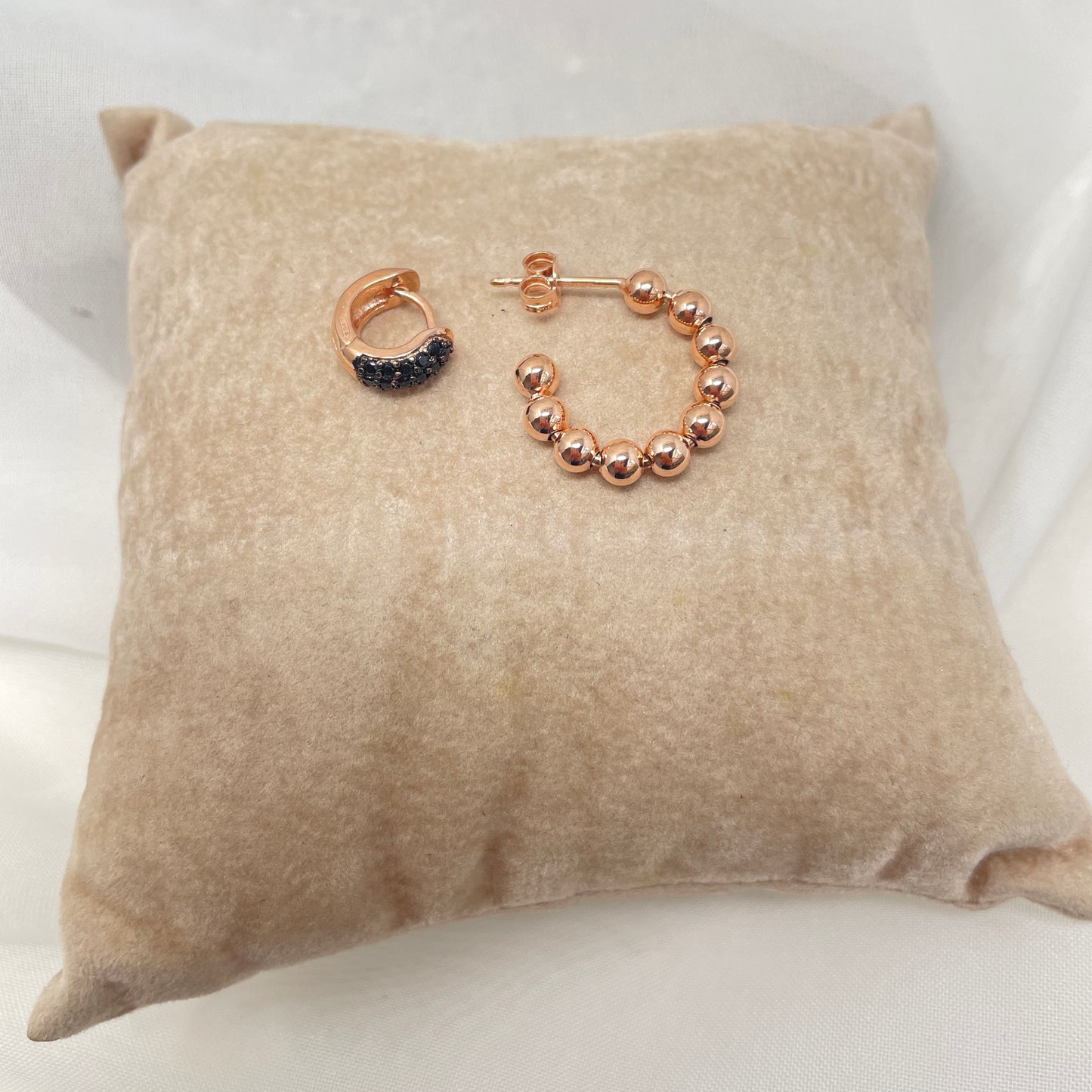 Coppia orecchini cerchietto cicciotto zirconi neri e semicerchio di sfere - pezzo unico - Lumiere Bijoux