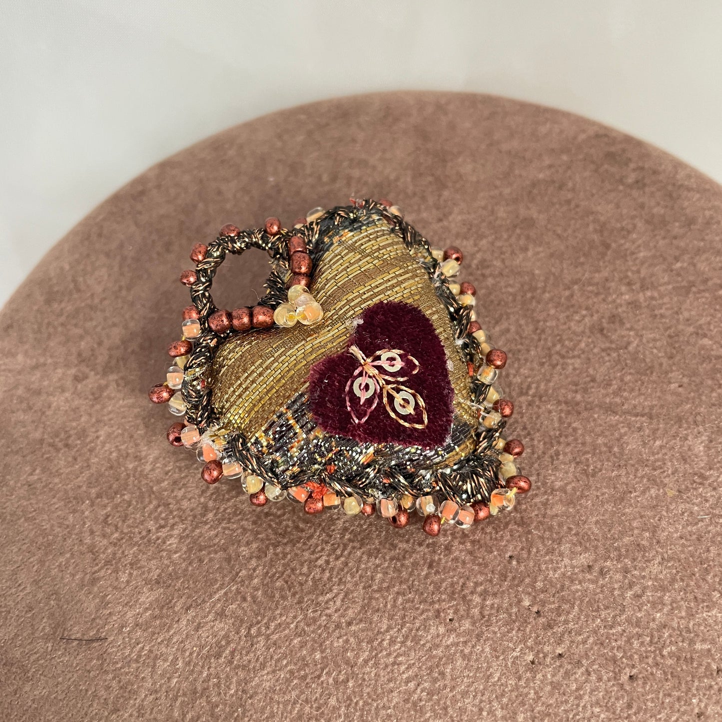 Spilla a cuore in tessuto ricamato e perline - pezzo unico - Lumiere Bijoux