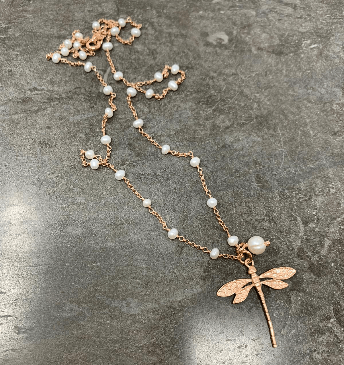 Collana catena rollò alternata da perle bianche cm50 con libellula e perla bianca - Lumiere Bijoux