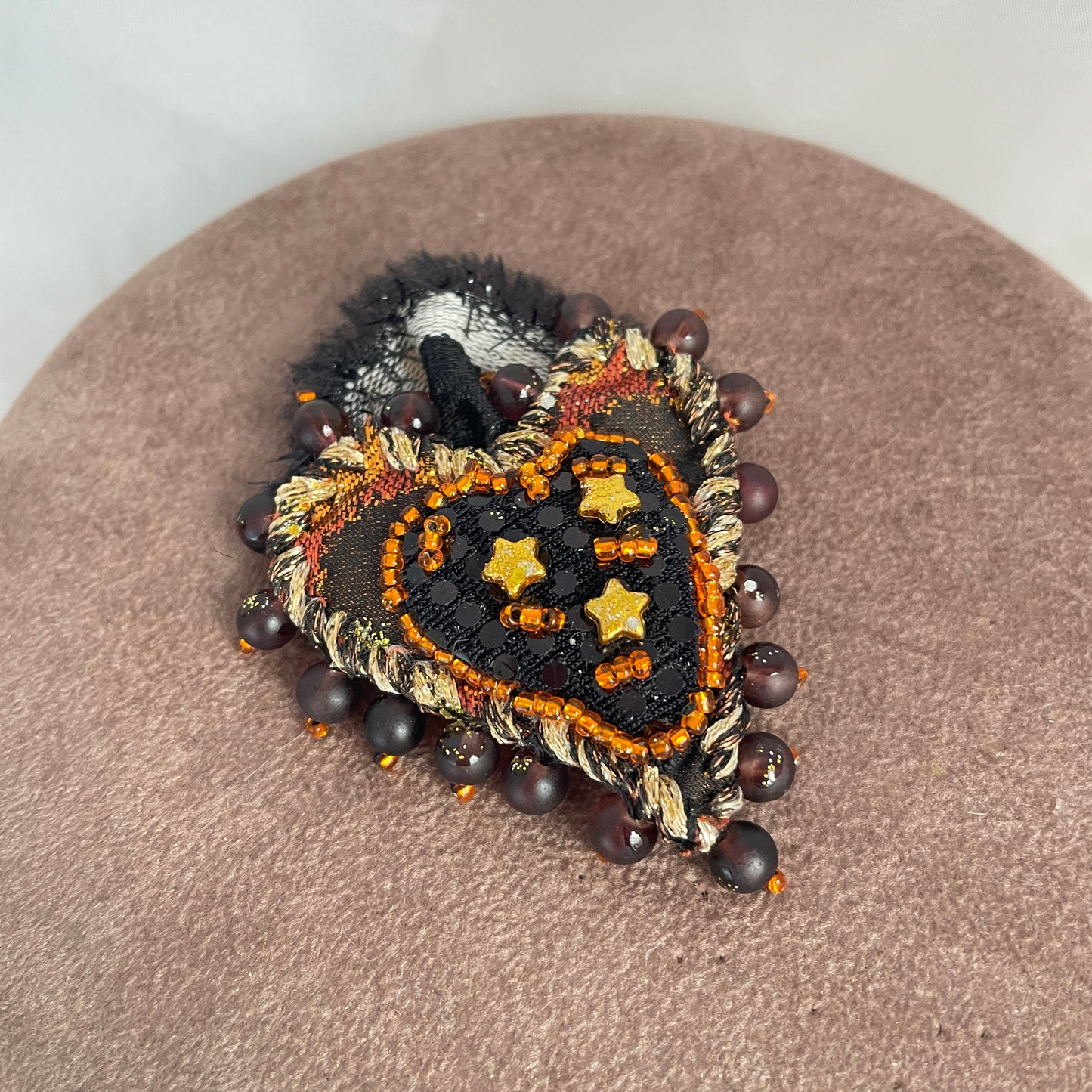 Spilla a cuore sacro in tessuto ricamato e perline - pezzi unici - Lumiere Bijoux