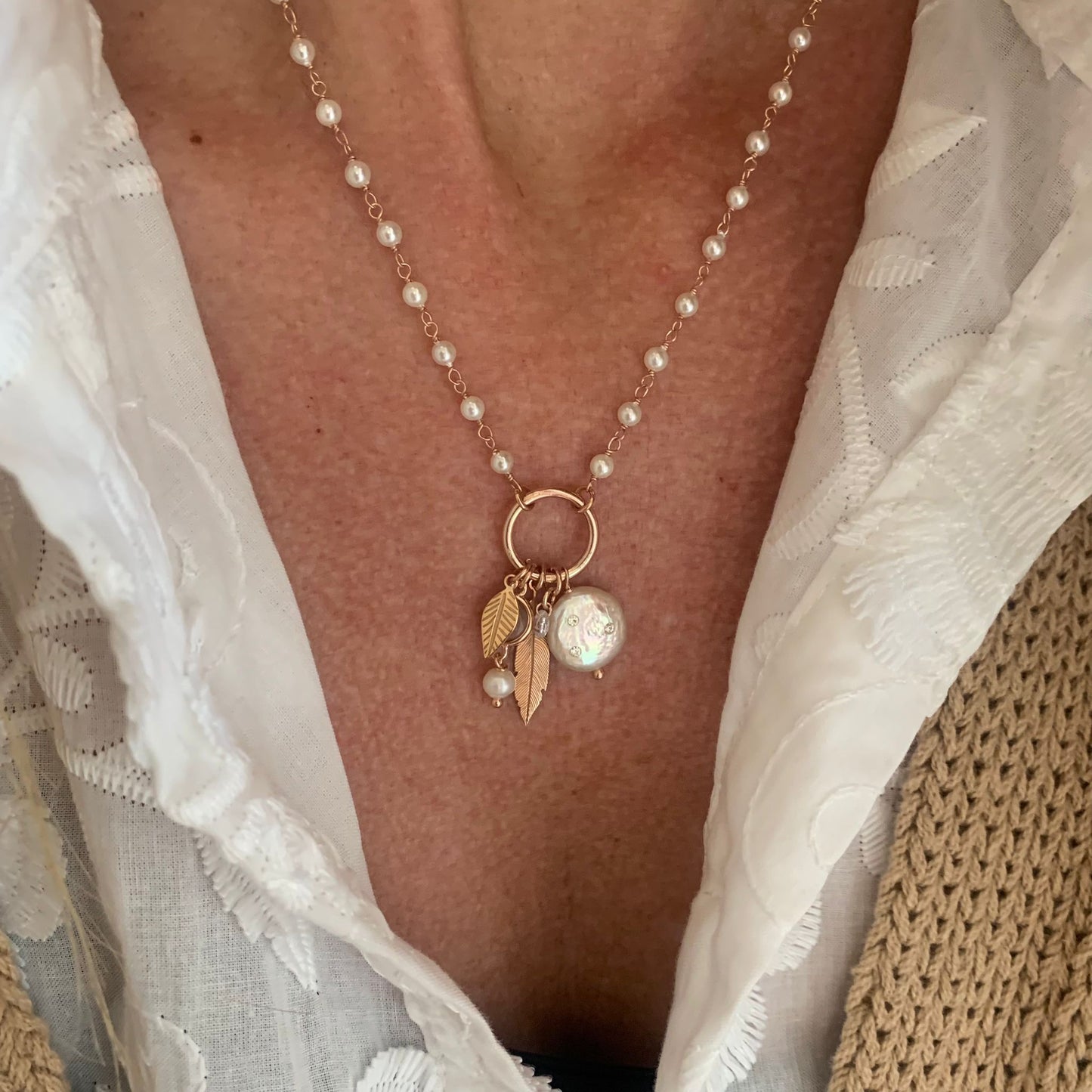 Collana Rosario di perle bianche con pendenti piuma e perla tonda con punti luce cm 40 più 5 di allungamento rosè