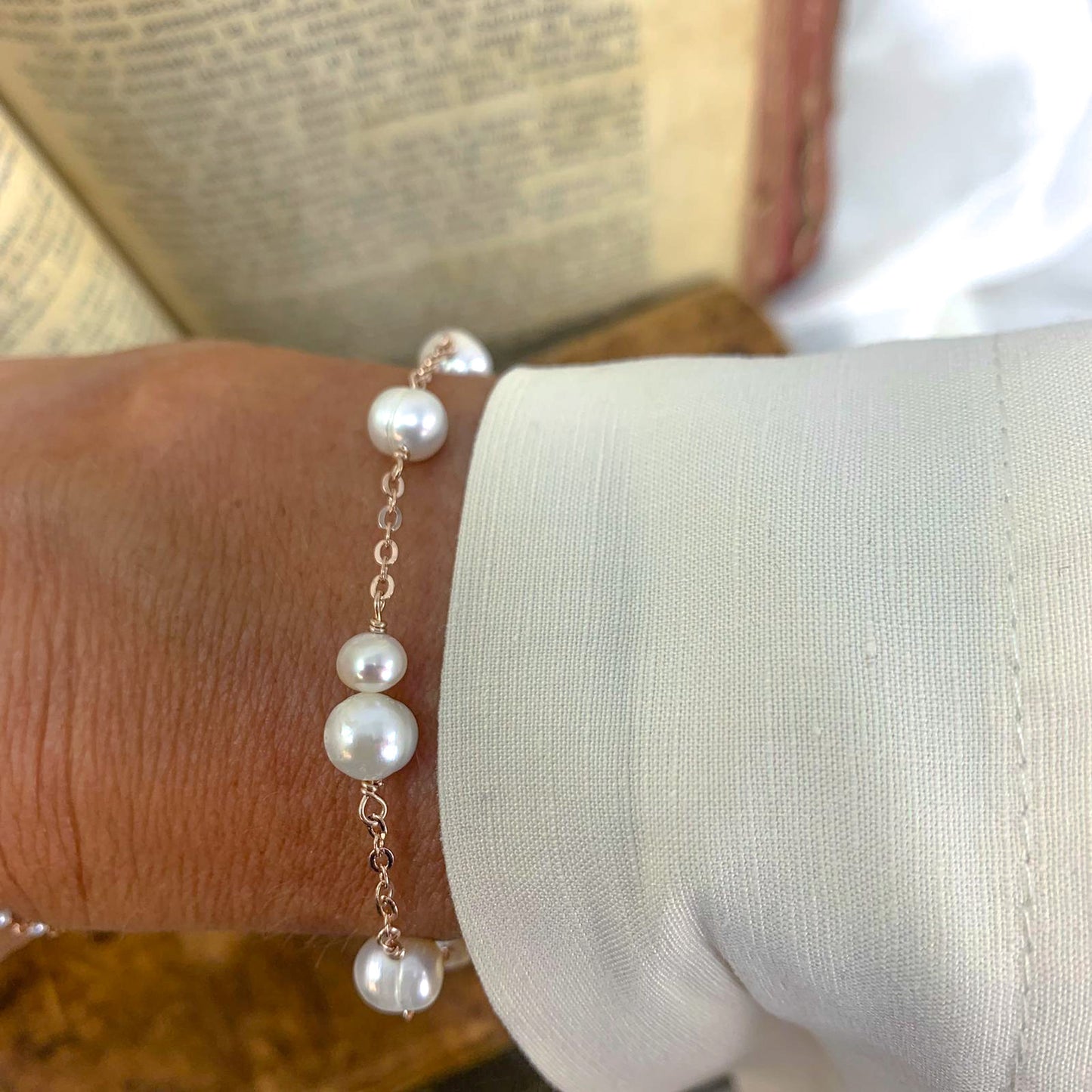 Bracciale catena rolò alternato da perle bianche multiforme - Lumiere Bijoux