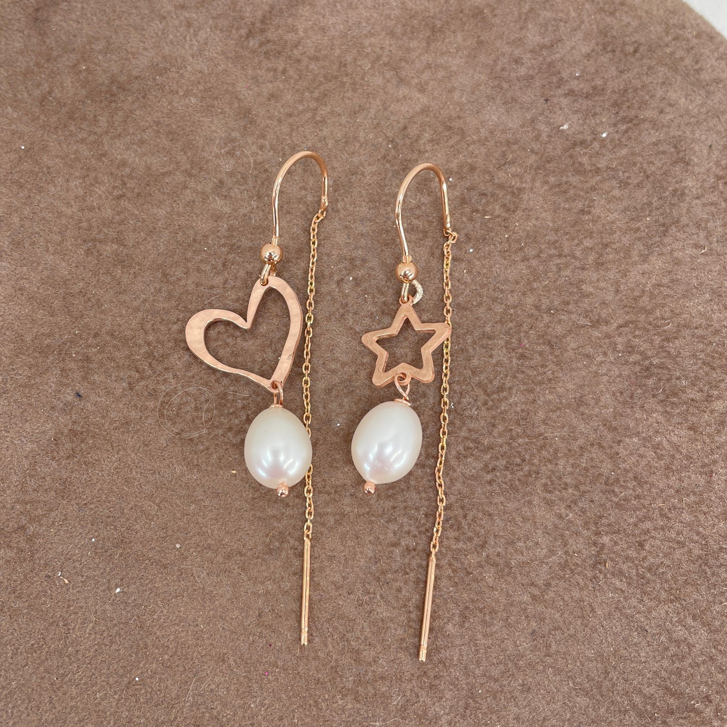 Coppia orecchini con allungo di catenella con stella e cuore capri vuoti battuti con perla barocca - Lumiere Bijoux