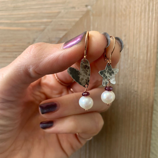 Coppia orecchini cuore e stella da 1.2 mm Anticato con perla bianca e granato