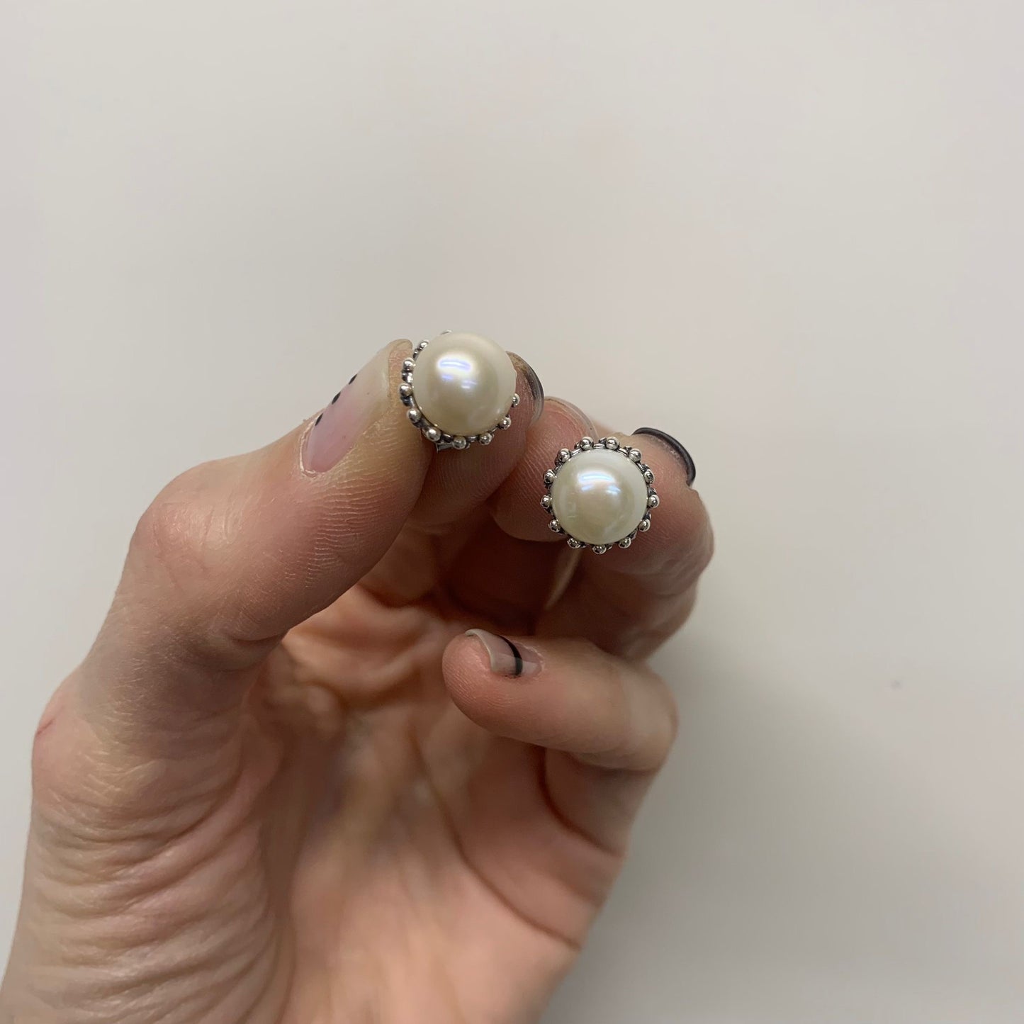 Coppia orecchini perla bianca lobo da 0,8 mm con cabochion in argento Anticato puntinato - pezzo unico