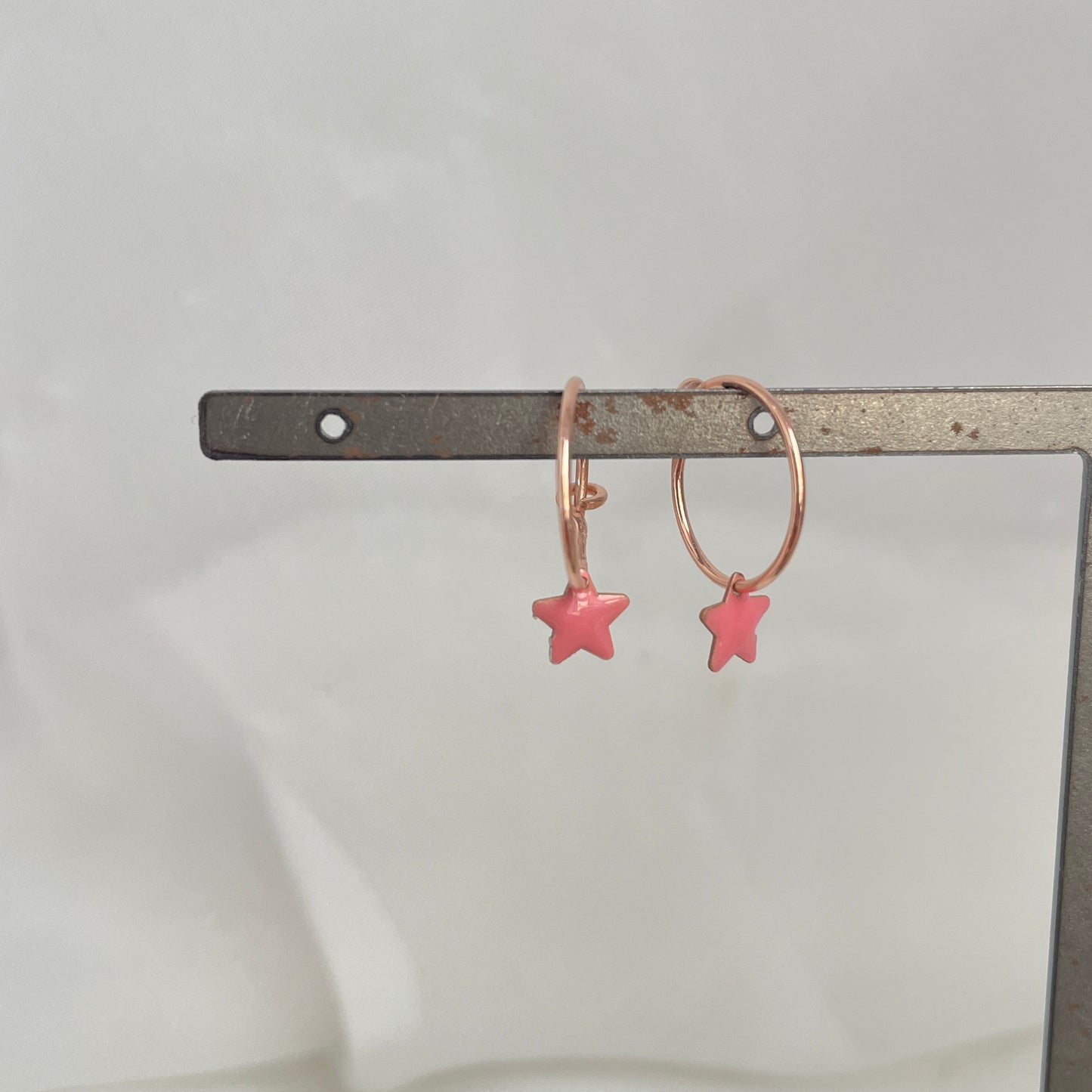 Coppia orecchini a filo da 1 cm con stella smaltata da 0,5 mm - pezzi unici - Lumiere Bijoux