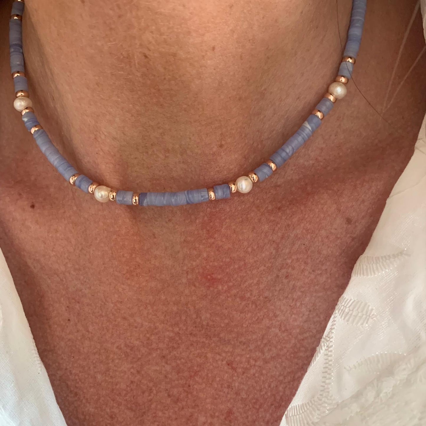 Collana pietre naturali azzurro polvere e perle bianche cm 35 più 5 di allungamento rosè