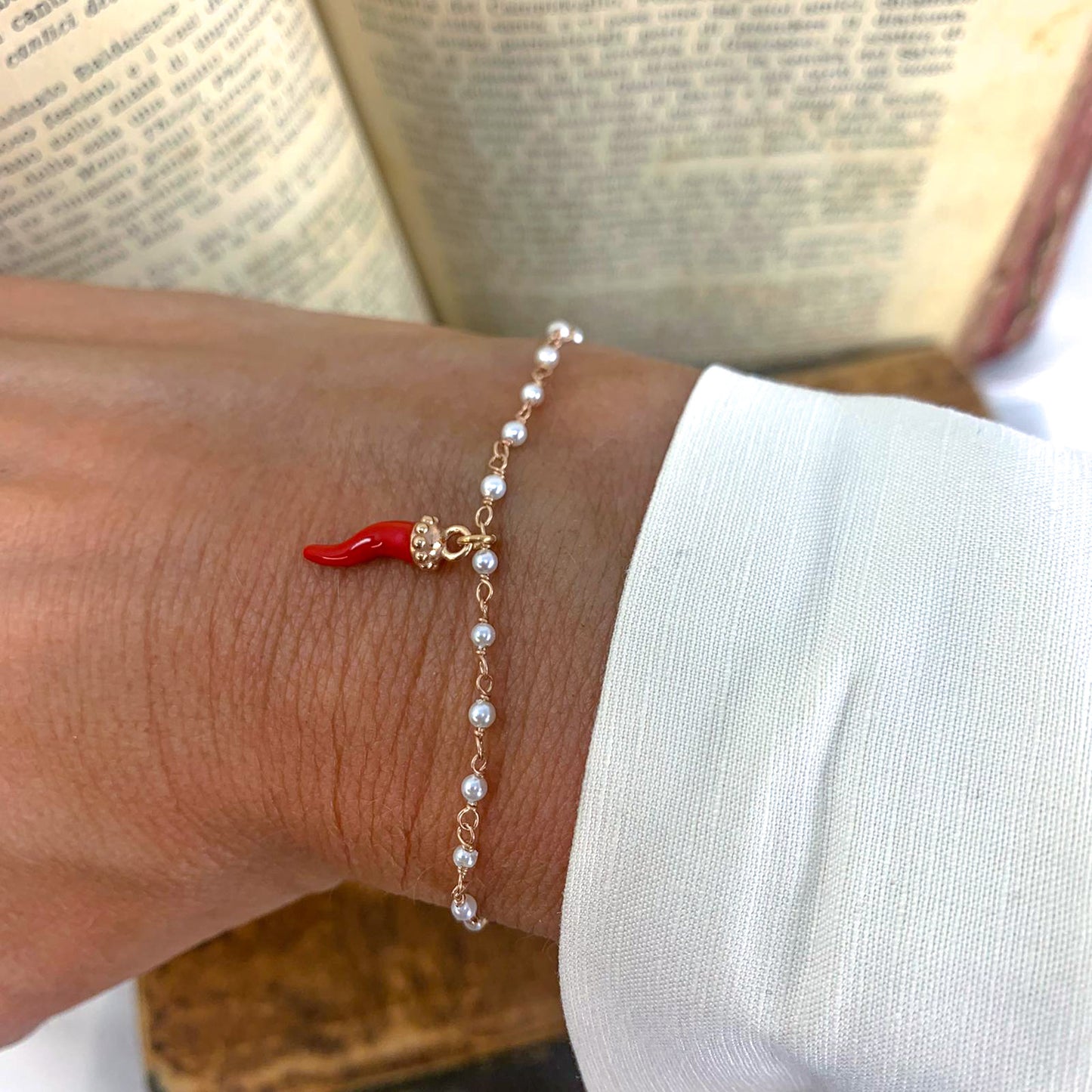 Bracciale porta fortuna rado perle e cornetto rosso pendente - Lumiere Bijoux