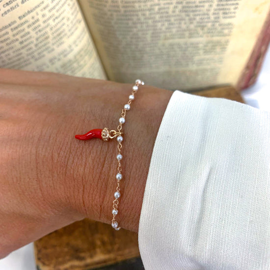 Bracciale porta fortuna rado perle e cornetto rosso pendente - Lumiere Bijoux