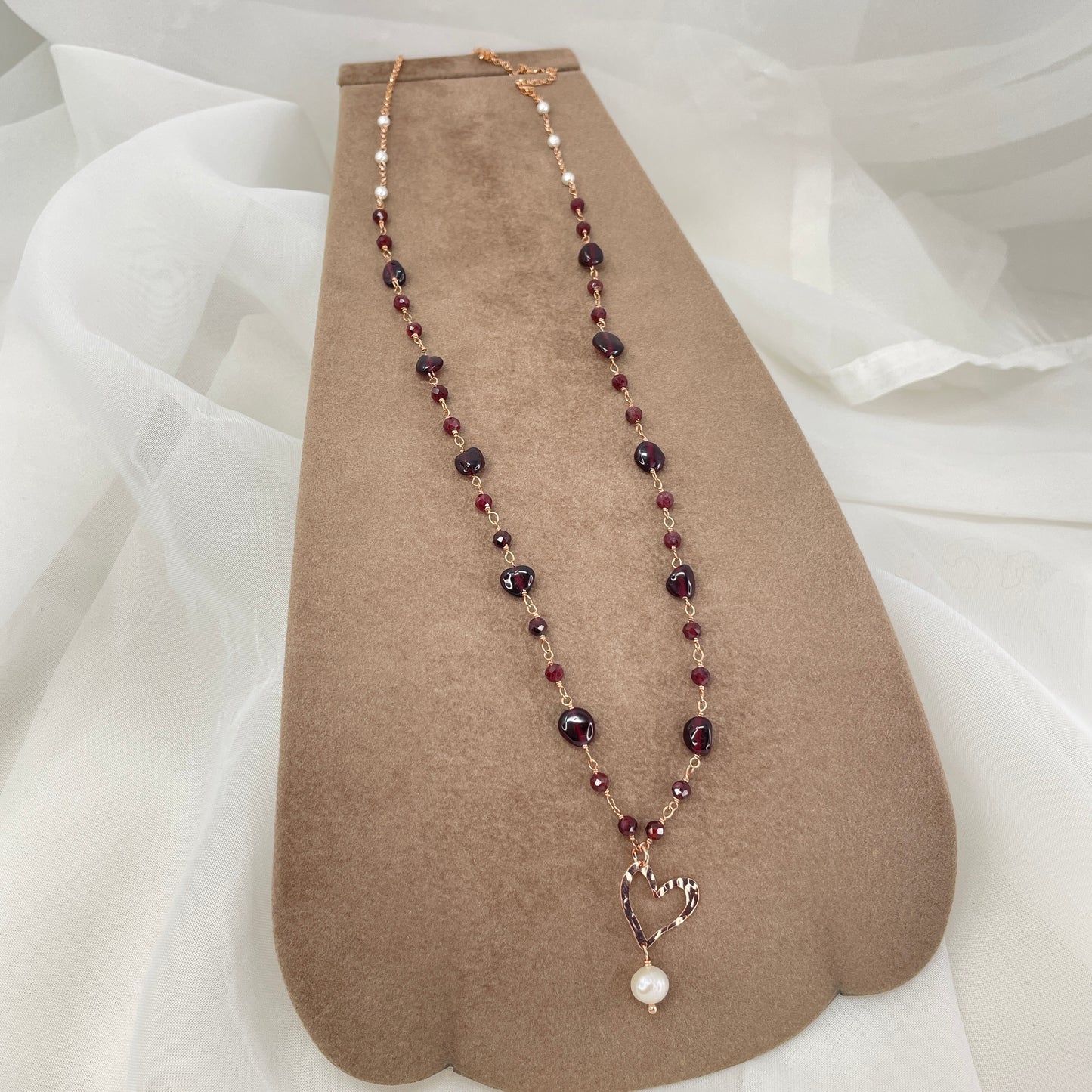 Collana cm 70 rado perle e pietre naturali granato o cubica pietra di luna con soggetto battuto - Lumiere Bijoux