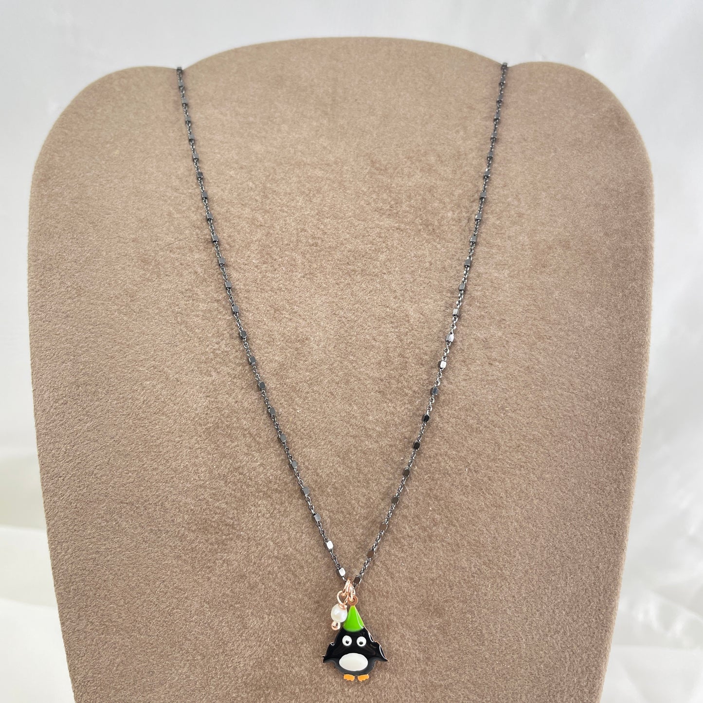 Collana catena dadini rutenio cm 35 con pinguino smaltato natalizio e piccola perla - Lumiere Bijoux