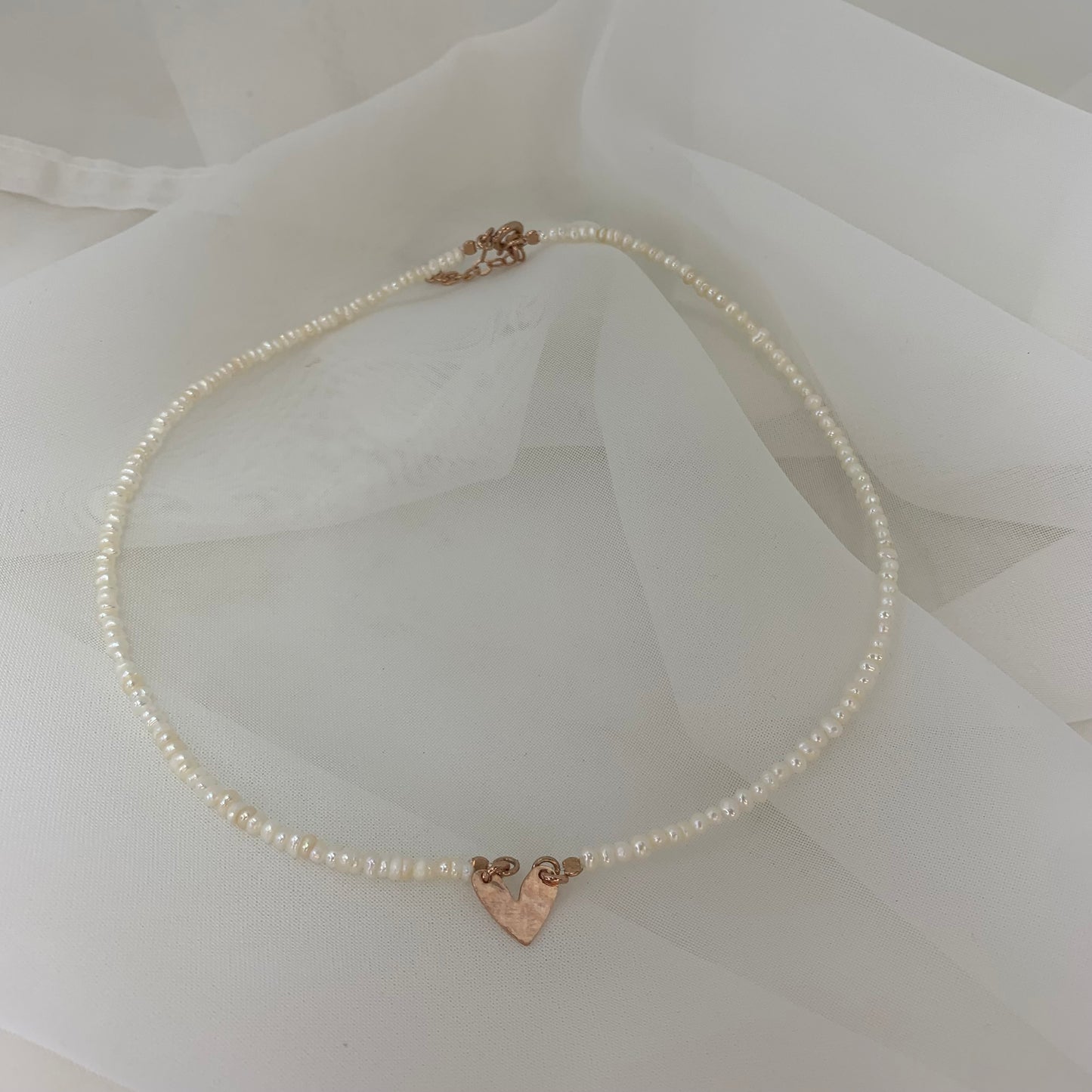 Collana choker cm 35 perle micro tonde irregolari con cuore bacio battuto da 1 cm - Lumiere Bijoux