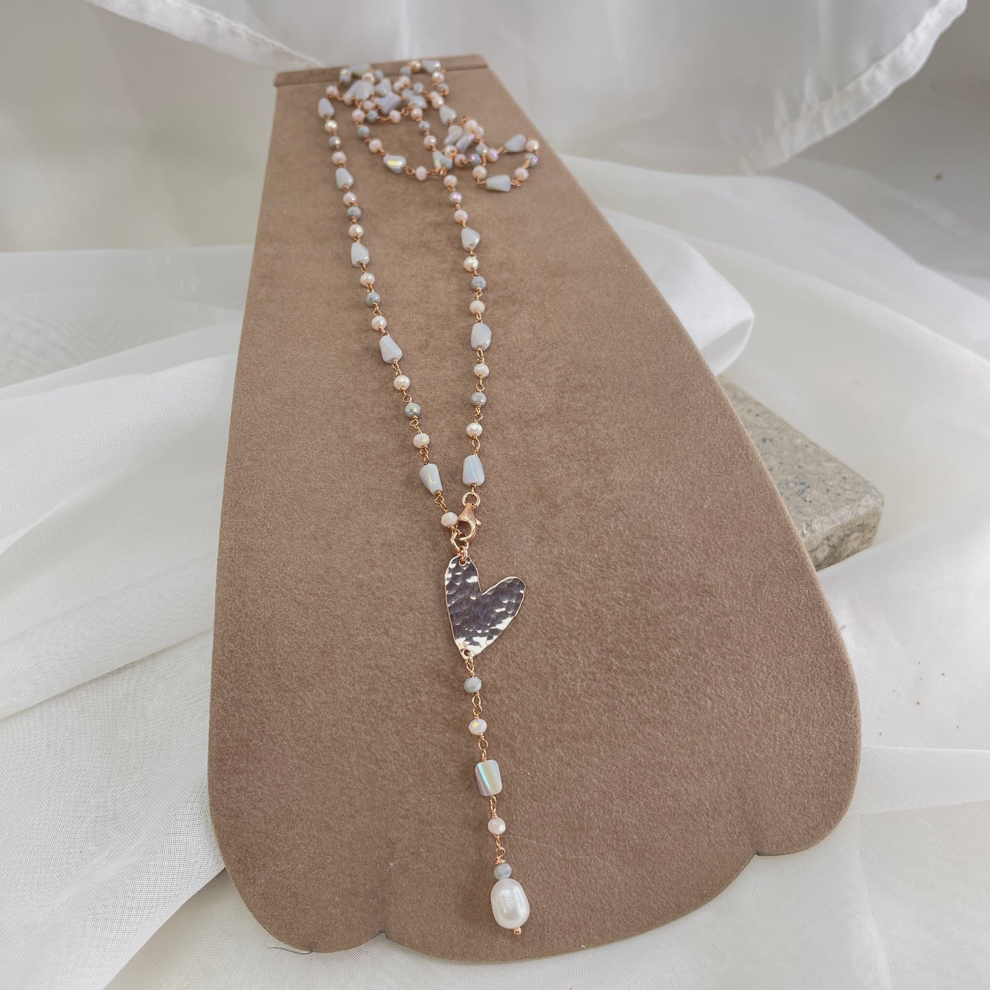 Collana cm 80 regolabile cristalli multiforma con soggetto battuto e perla pendente bianca - Lumiere Bijoux