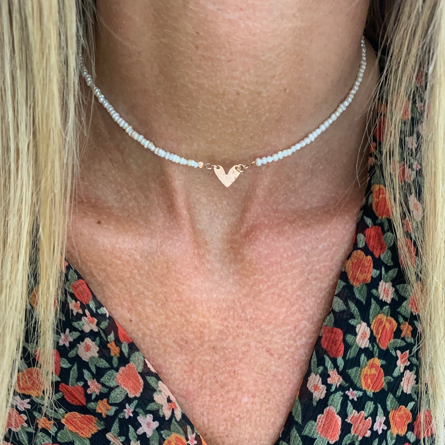 Collana choker cm 35 perle micro tonde irregolari con cuore bacio battuto da 1 cm - Lumiere Bijoux