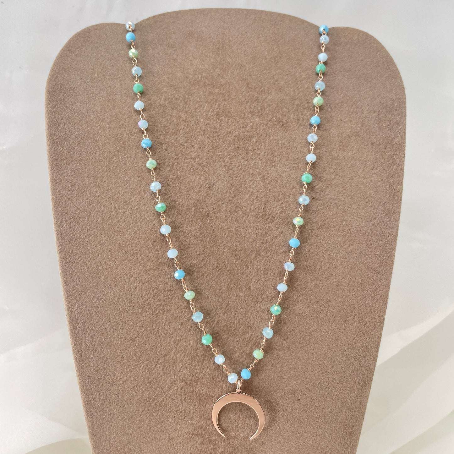 Collana cristalli acqua marina, azzurri, verdi cm 40 con luna rovesciata da 1.8 cm - pezzo unico - Lumiere Bijoux