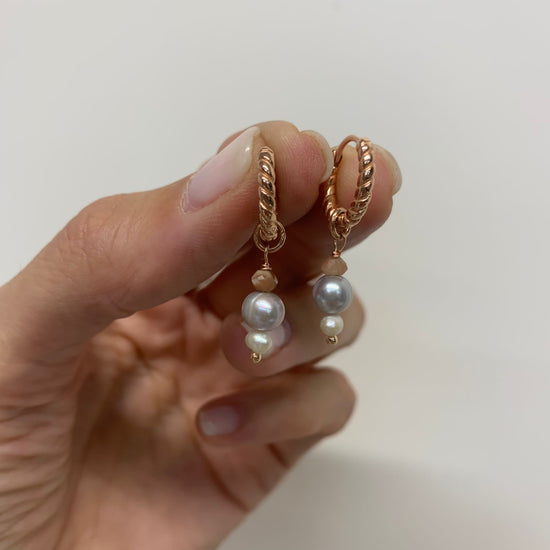 Coppia orecchini cerchietto attorcigliato da 1 cm rosé con perla grigio perla , bianca e pietra di luna