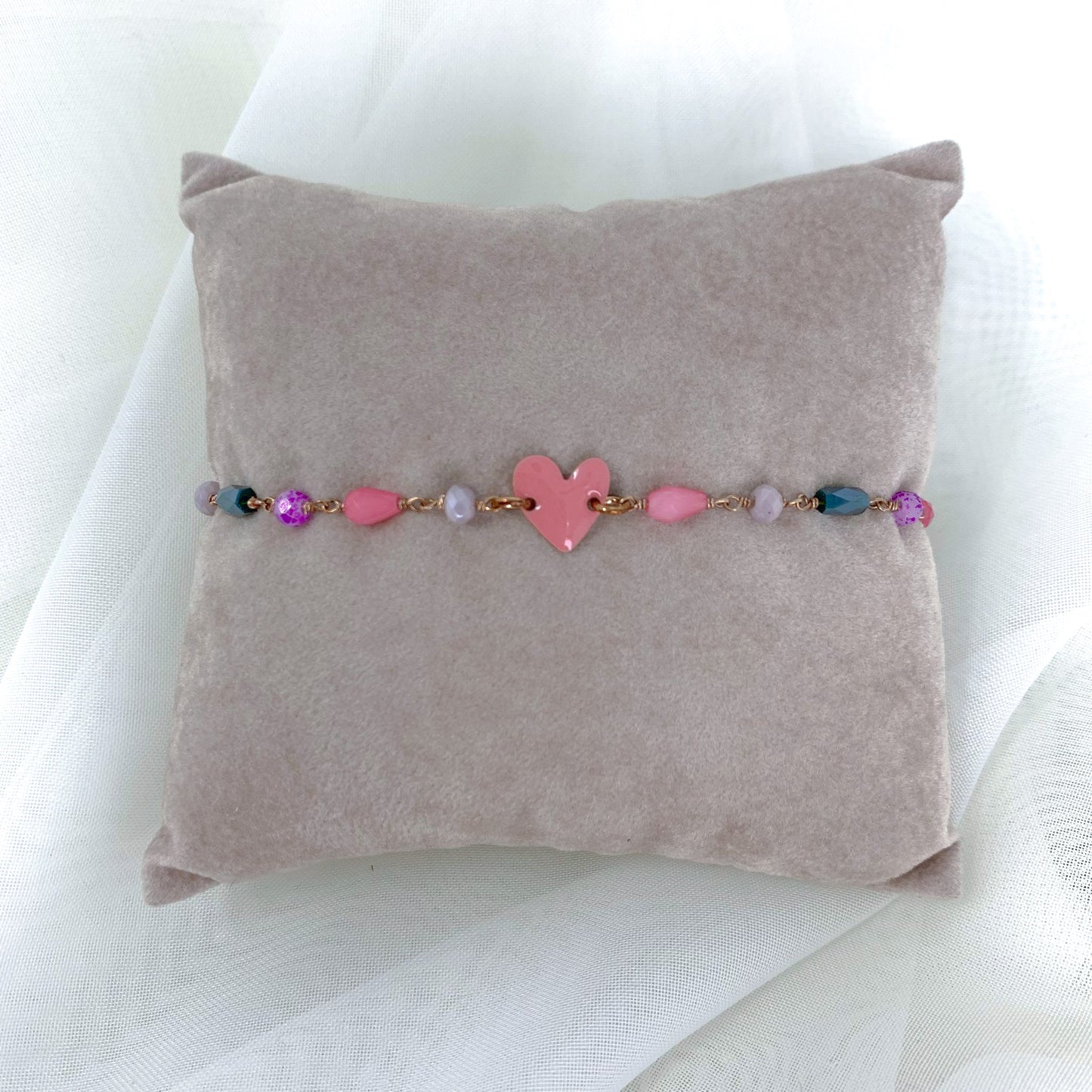 Bracciale cristalli salmone, beige, e antracite con cuore smaltato rosa antico in linea