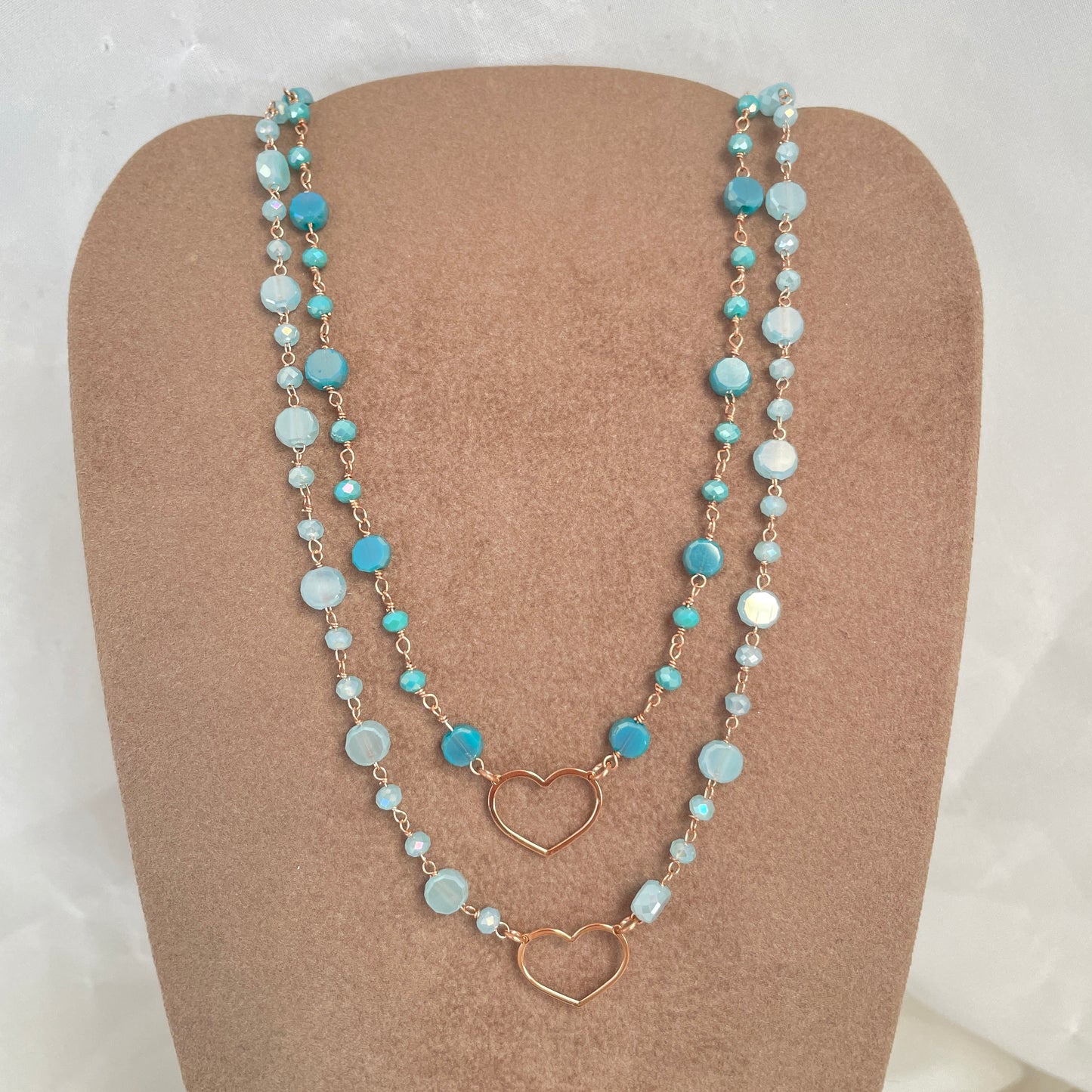 Collana cristalli multiformi ottanio e azzurro chiaro con cuore vuoto in linea cm 35 - pezzi unici - Lumiere Bijoux
