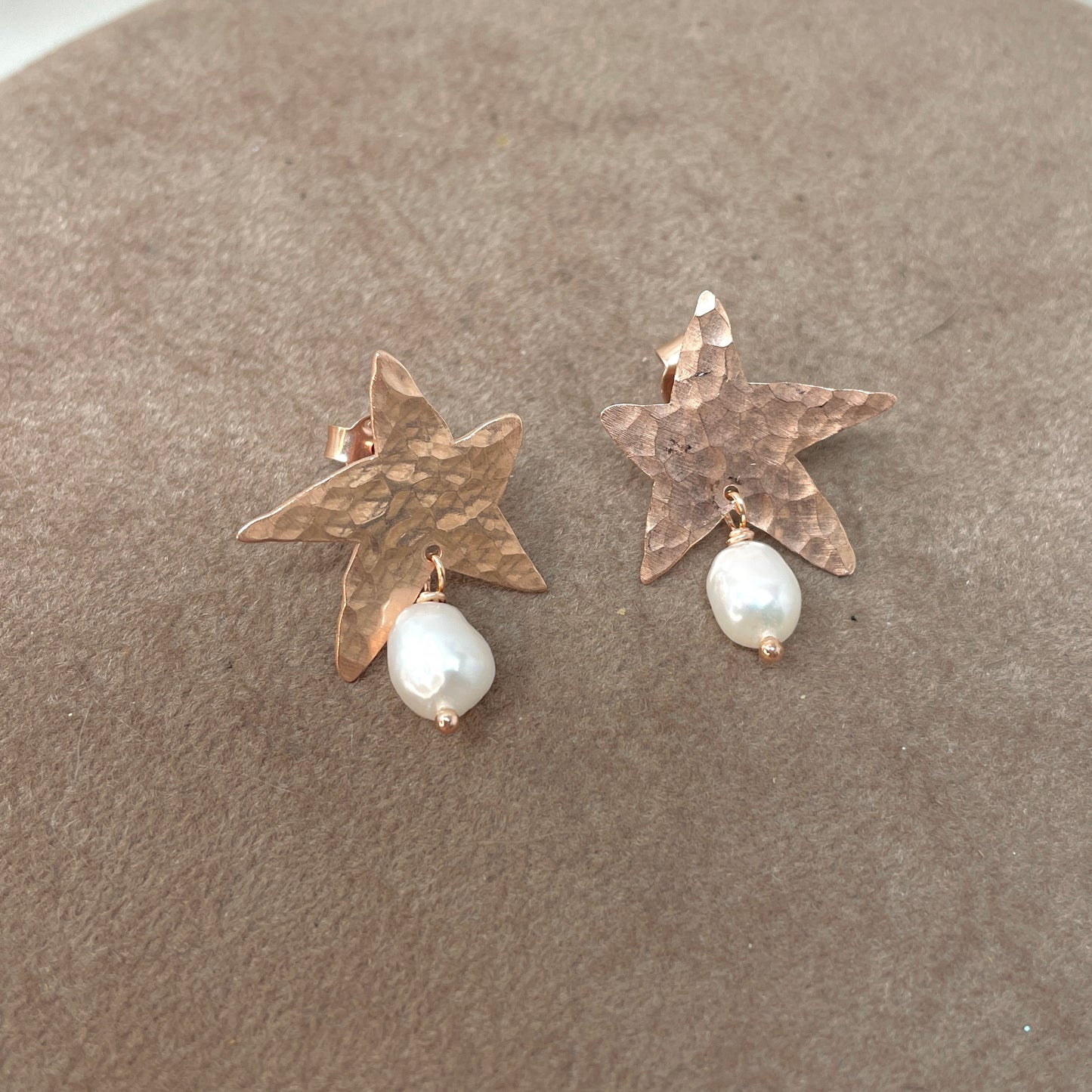 Coppia orecchini a lobo stelle battute satinate da 2 cm con perla ovale irregolare bianca - Lumiere Bijoux
