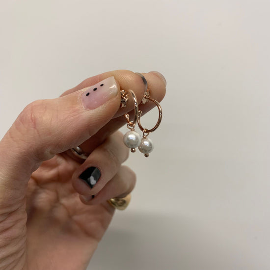 Coppia orecchini semicerchio da 1 cm rosè con perla bianca pendente diametro 0,5 cm
