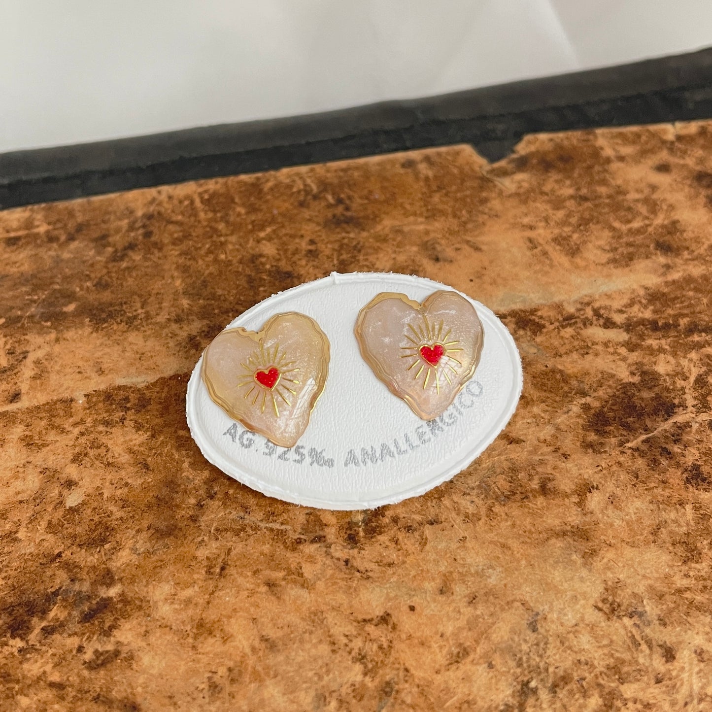 Coppia orecchini lobo Devoti a forma di cuore da 1,8 cm laccati con micro cuore glitter smaltato e raggi dorati base oro giallo - pezzi unici - Lumiere Bijoux