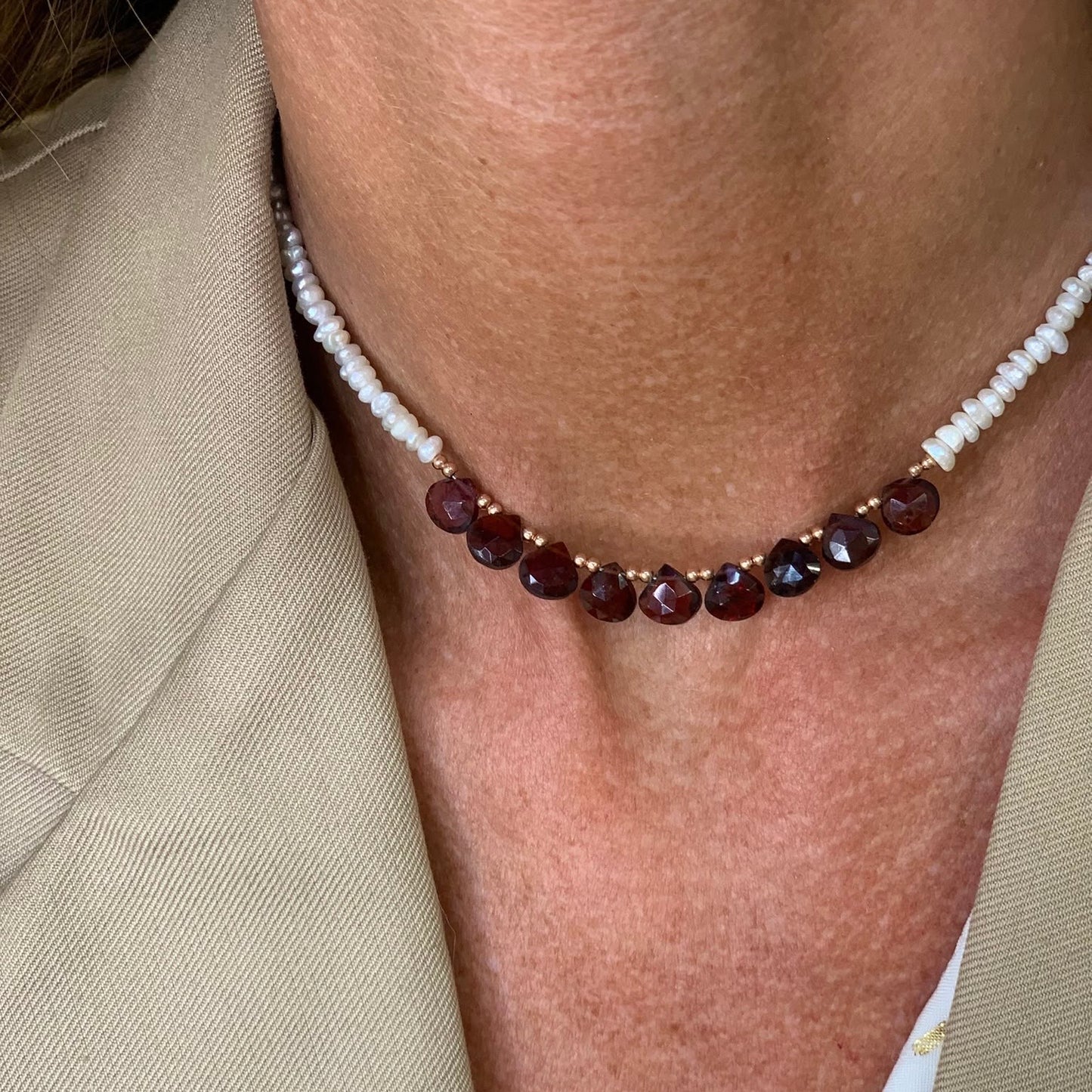 Collana Panarea perle conchiglia irregolari bianche e pietre cm 36 - Lumiere Bijoux