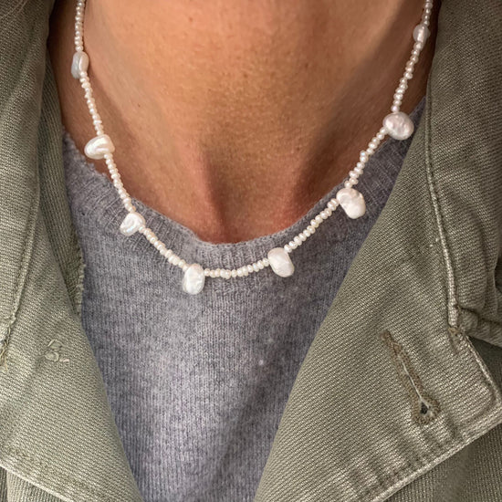 Collana micro perle bianche irregolari alternate da perle a goccia bianche cm 35 più 5 di allungamento rosè