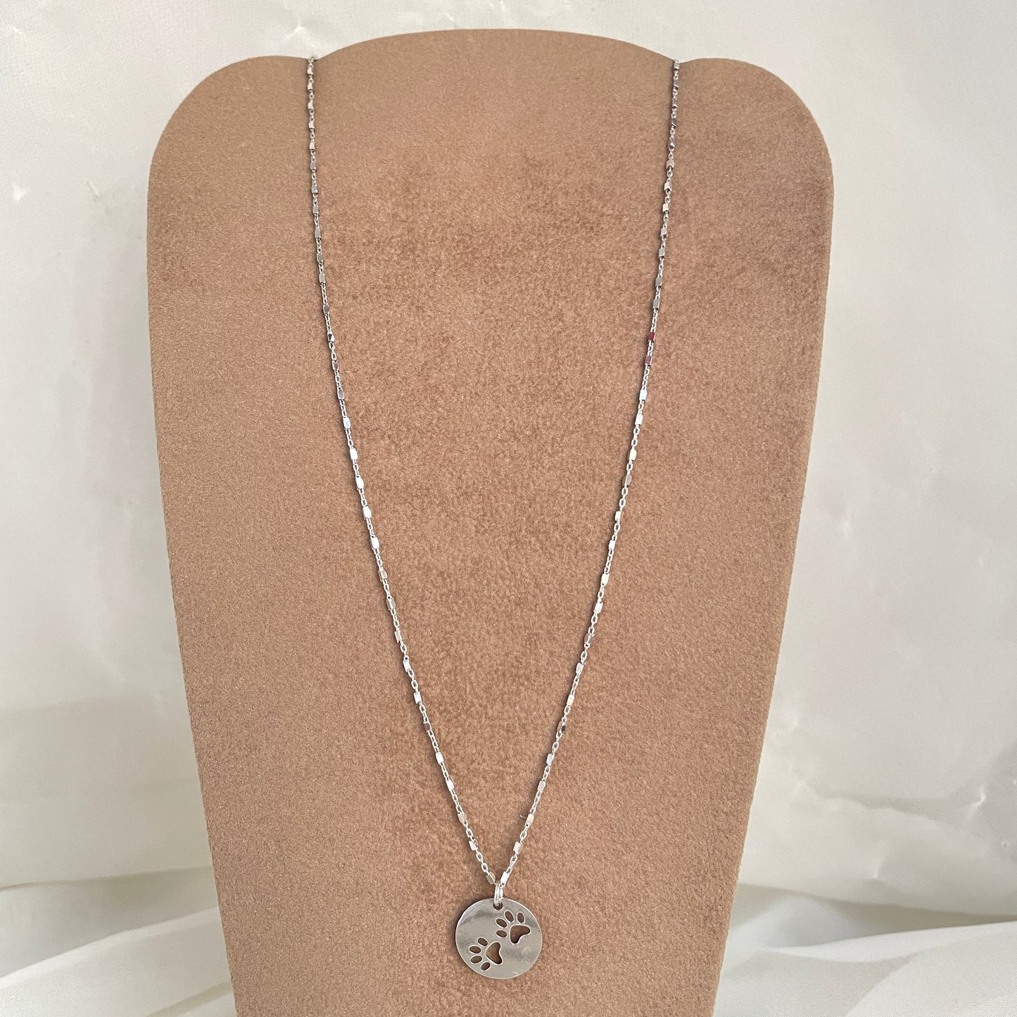 Collana catena dadini cm 50 con cialdina tonda da 1,5 cm con zampette traforate in argento bianco - pezzo unico