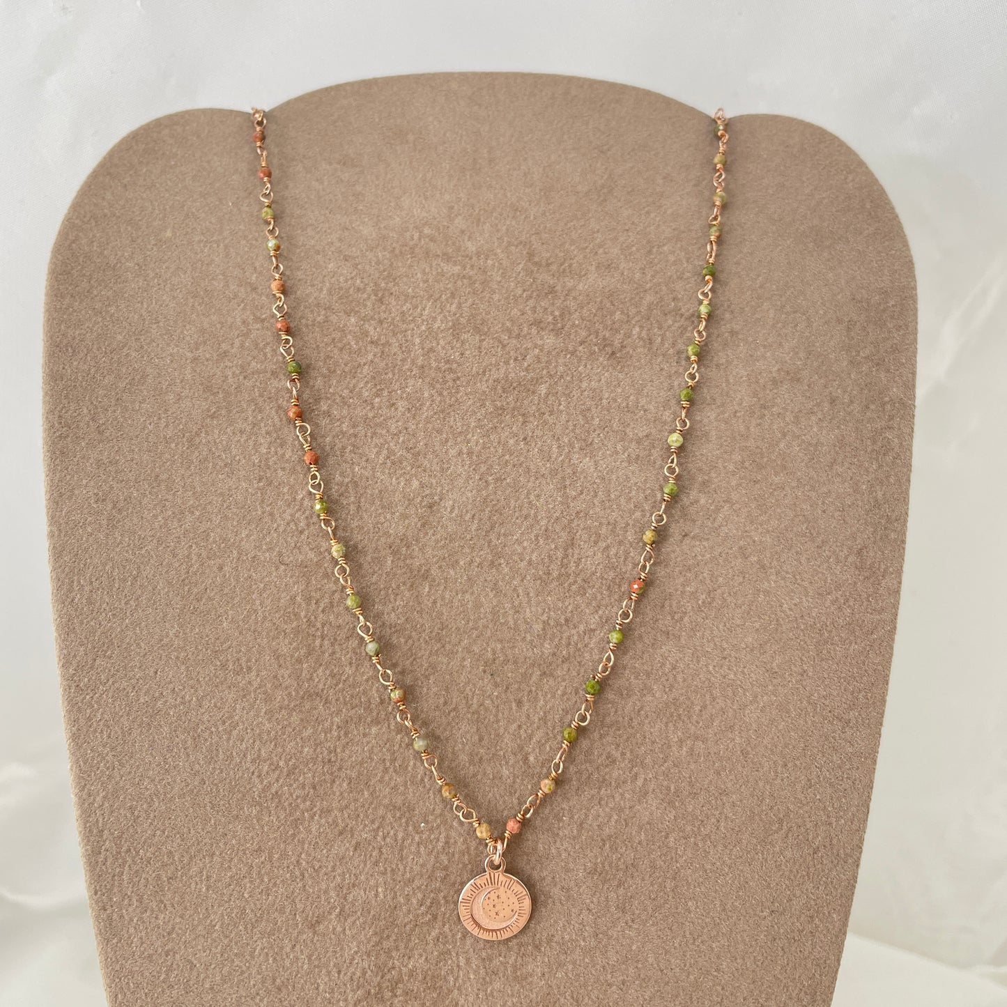 Collana micro cristalli verdi sfumati arancioni cm 35 con cialdina da 1 cm con luna - pezzo unico - Lumiere Bijoux