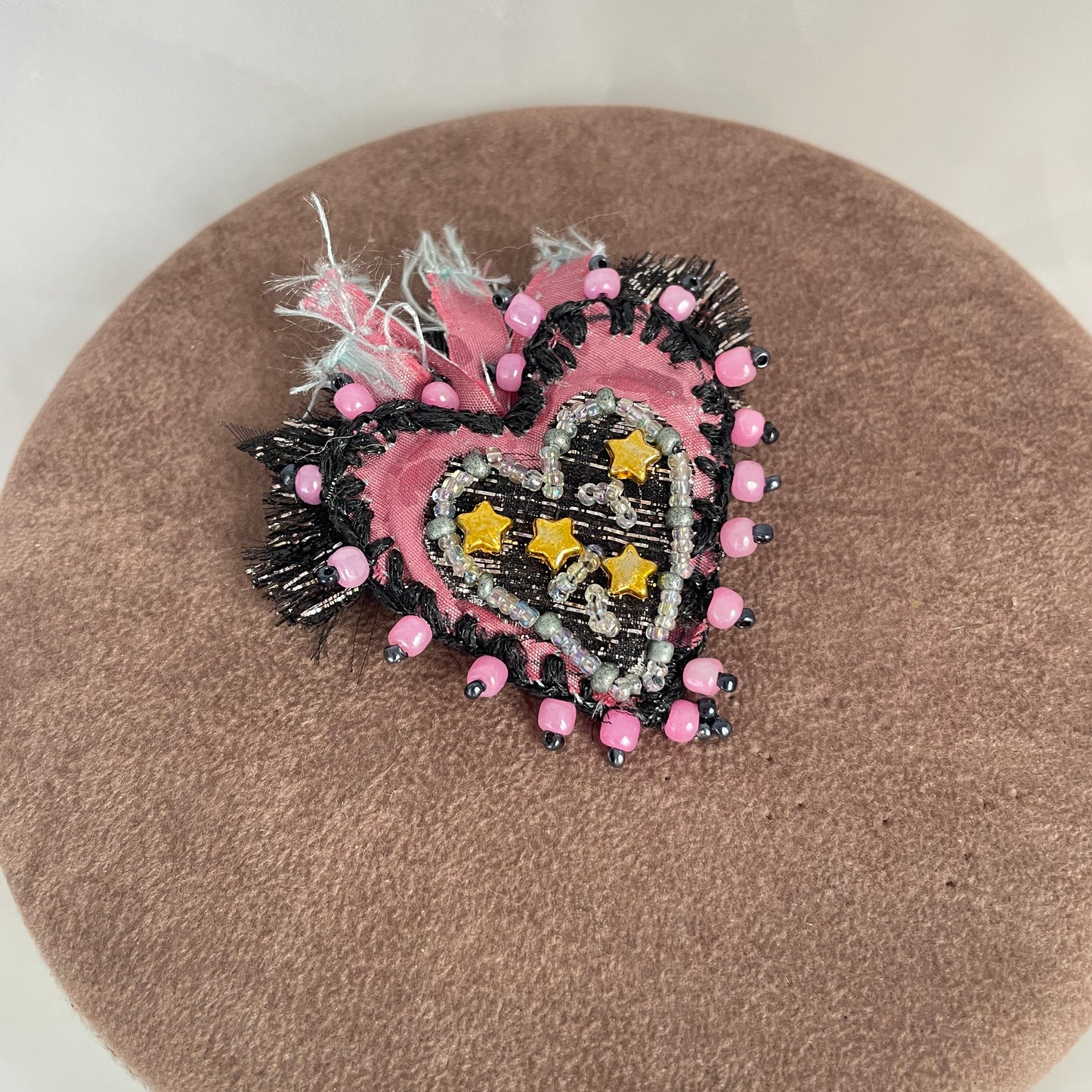 Spilla a cuore sacro in tessuto ricamato e perline - pezzi unici - Lumiere Bijoux