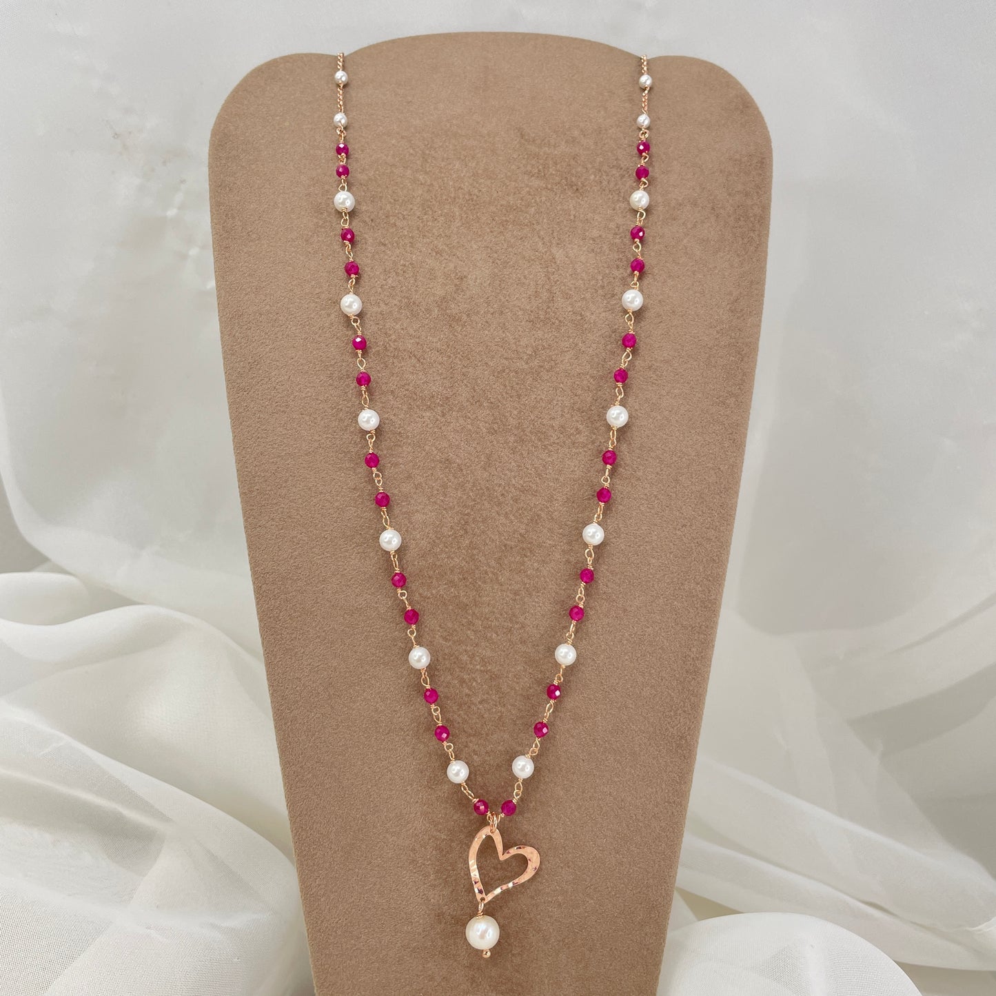 Collana cm 70 rado perle e pietre rubino perle sintetiche e tanzanite blu zaffiri rosa con soggetto battuto - Lumiere Bijoux