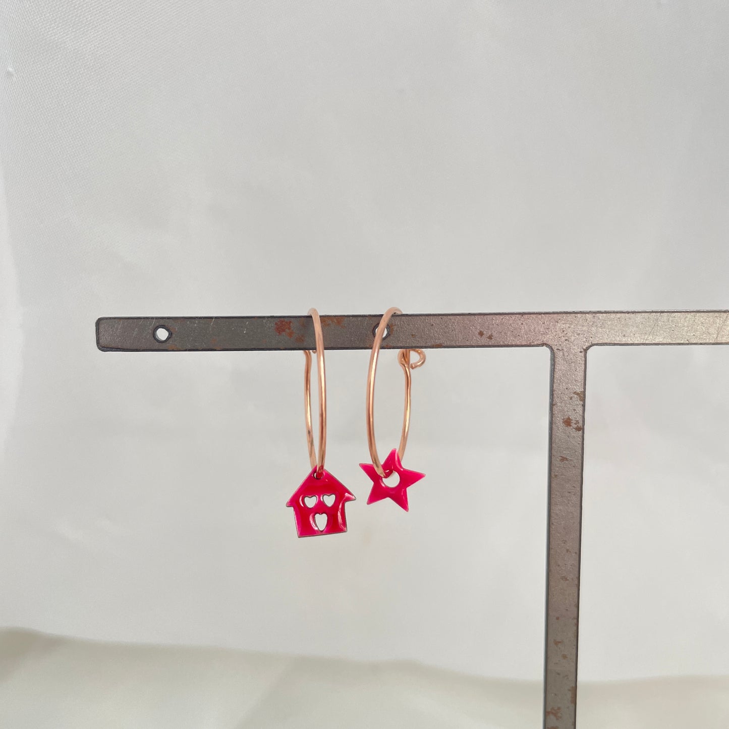 Coppia orecchini cerchio a filo da 2 cm con soggetto smaltato - pezzi unici - Lumiere Bijoux