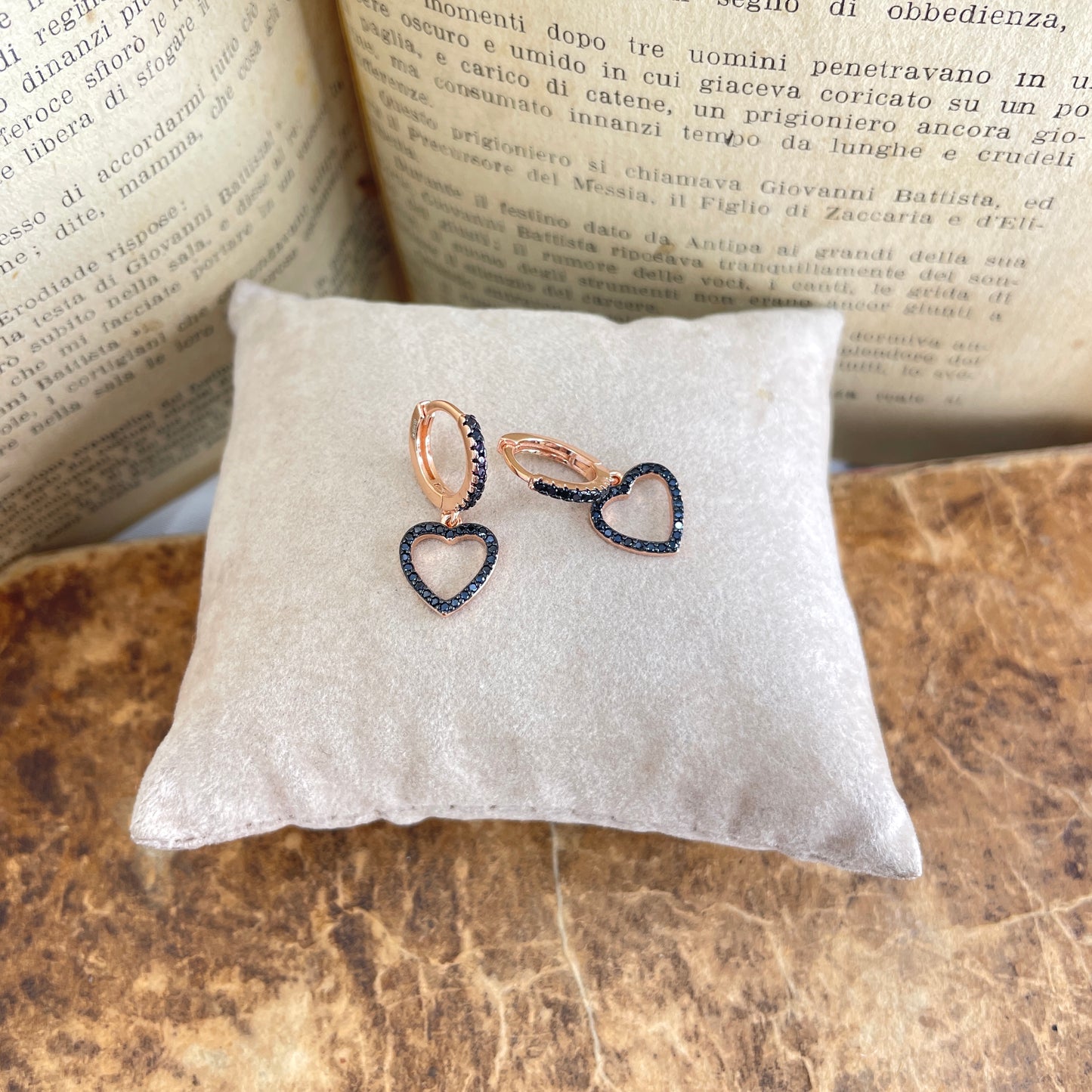 Coppia orecchini cerchietto di zirconi con cuore vuoto da 1 cm di zirconi - Lumiere Bijoux