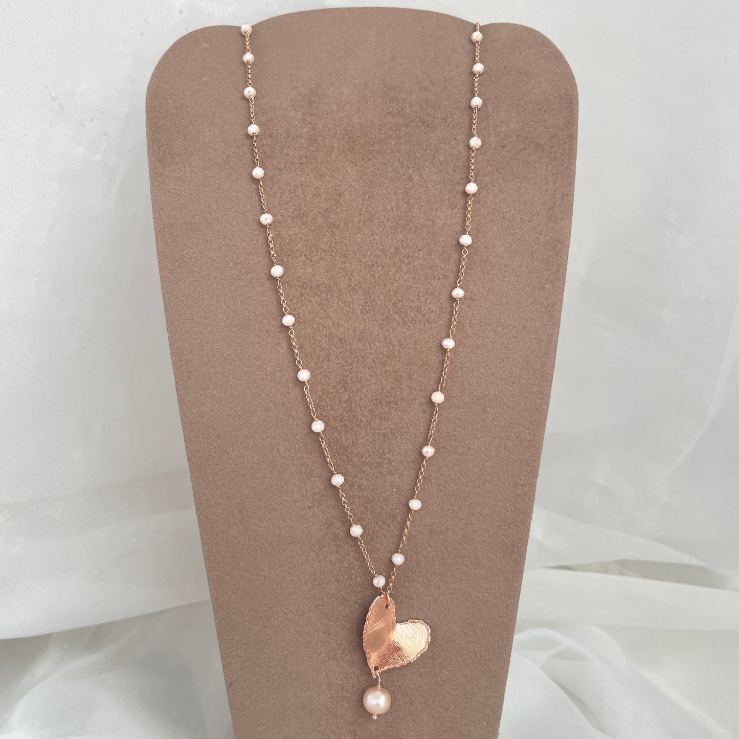 Collana rado cristalli rosa cangianti cm 50 con cuore foglia satinato con perla rosa tonda pendente