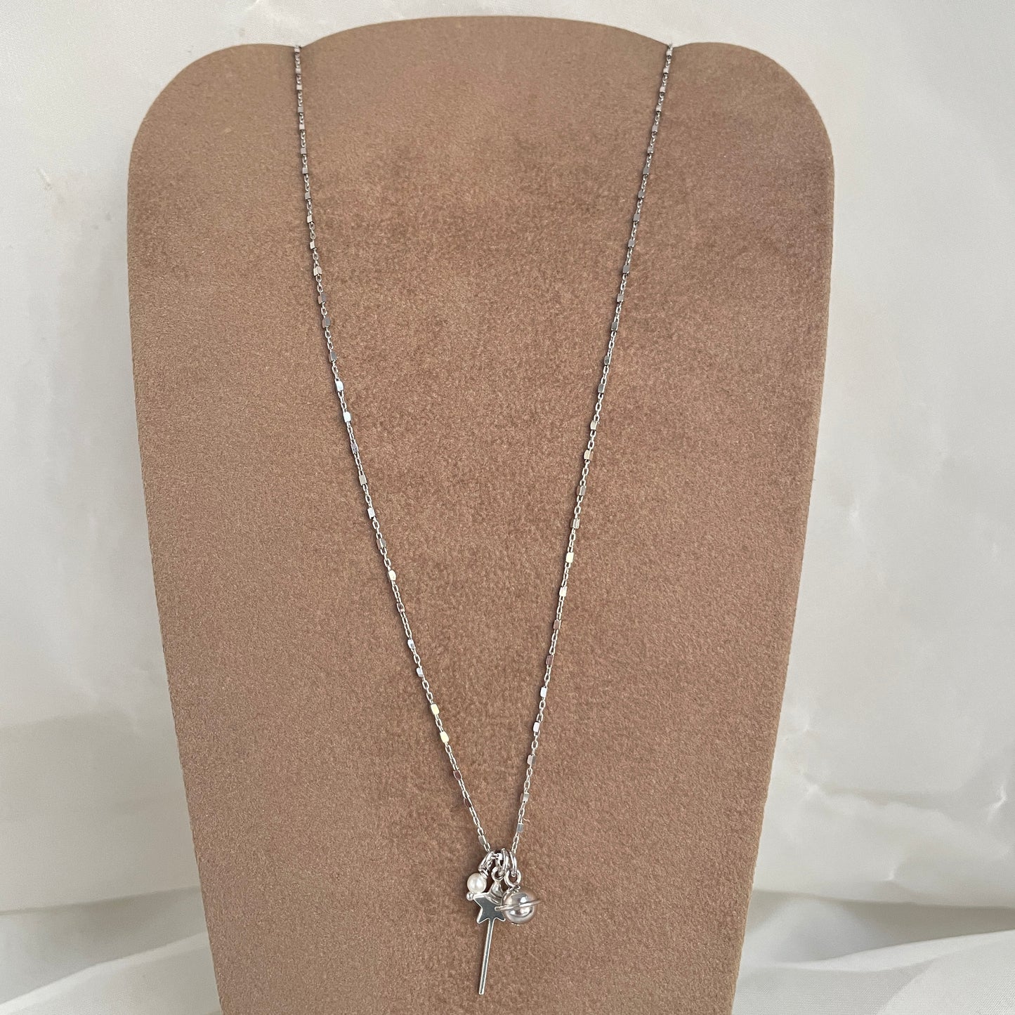 Collana catena dadini cm 45 con bacchetta magica, campanellino, perla in argento bianco - pezzo unico
