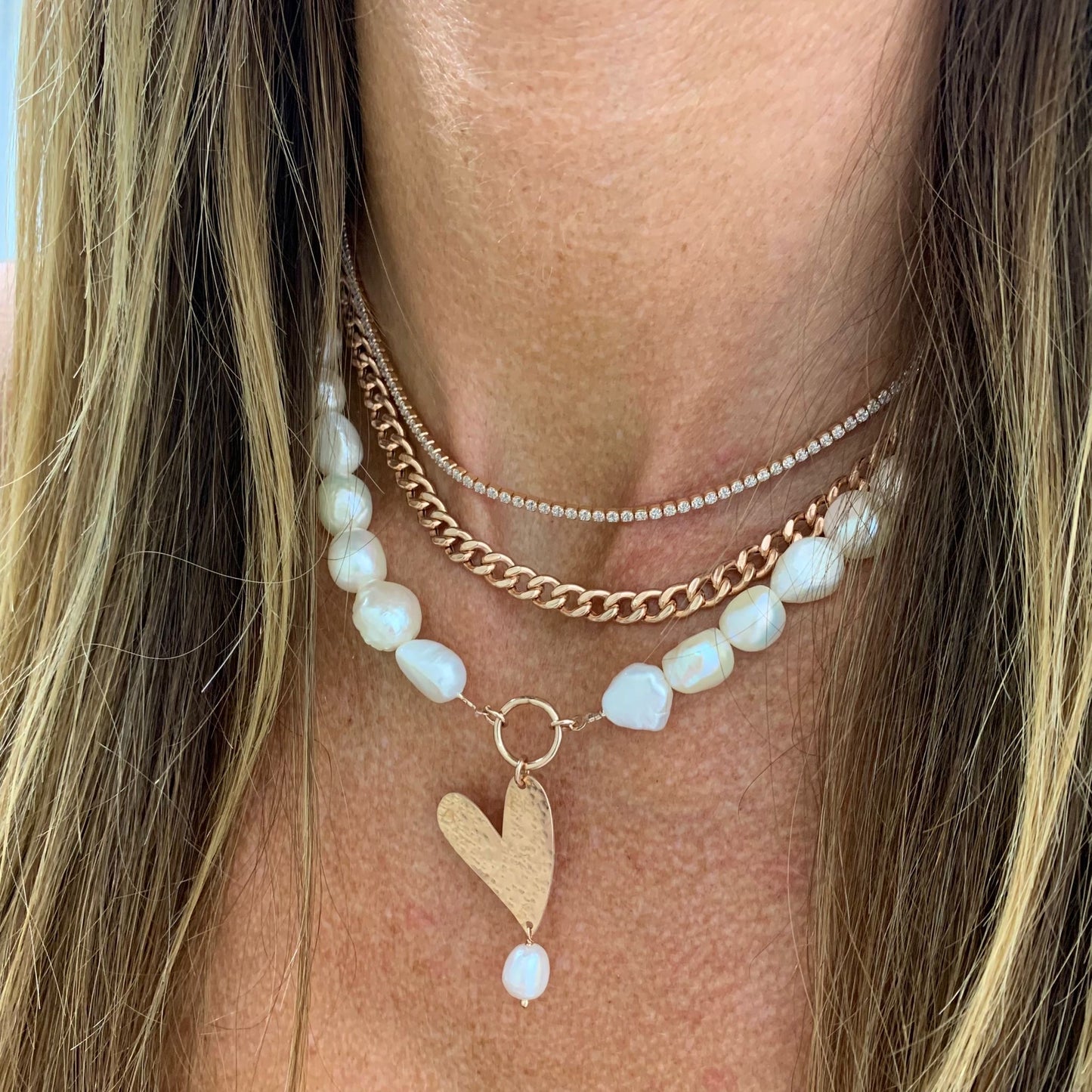 Collana perle barocche bianche da 1.2 mm cm40 più 5 di allungamento con maxi cuore battuto da 2,5 cm rosé