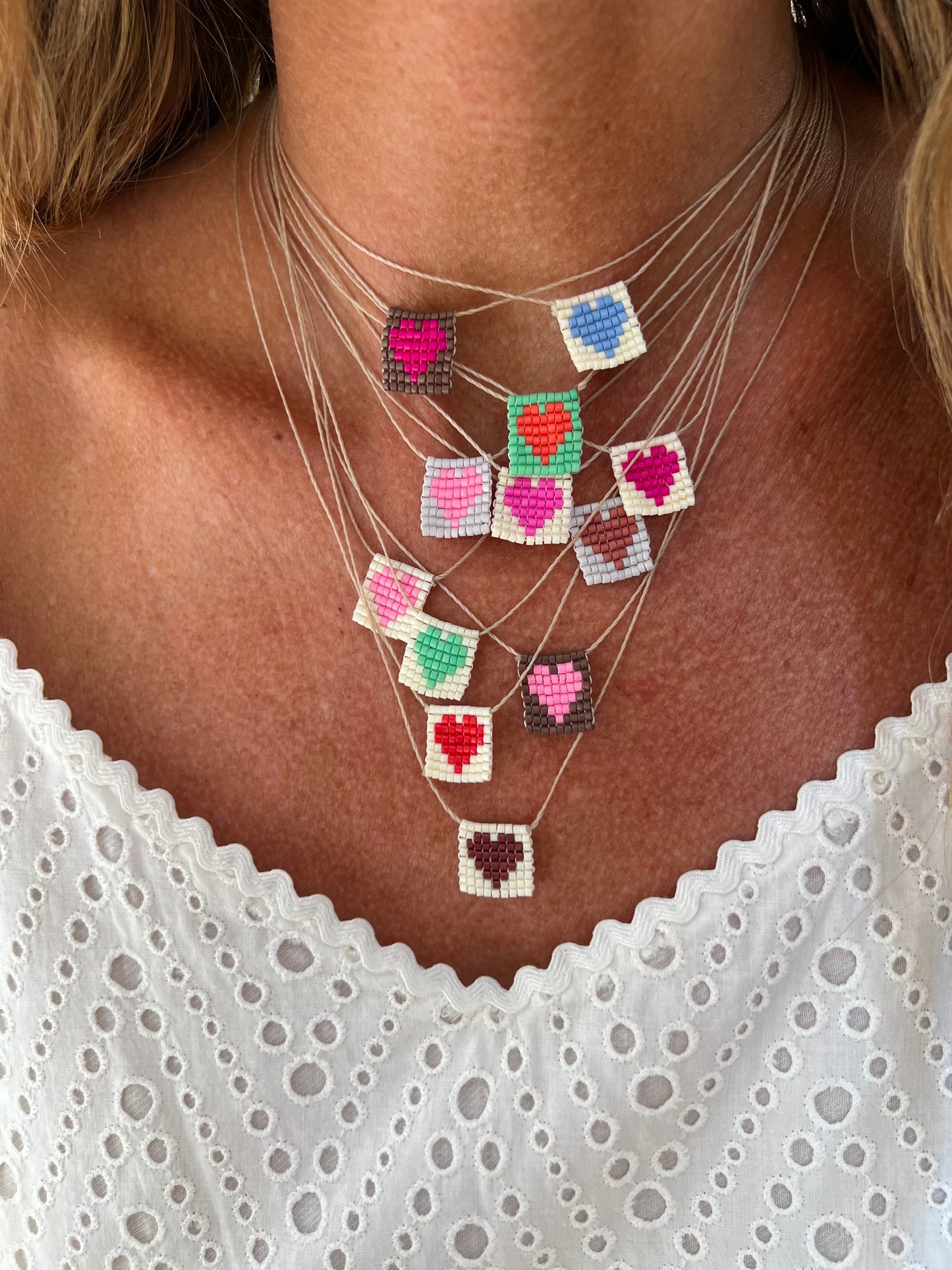 Collana regolabile Formentera con filo di seta e targhetta con cuore in perline rosa - Pezzo unico - Lumiere Bijoux