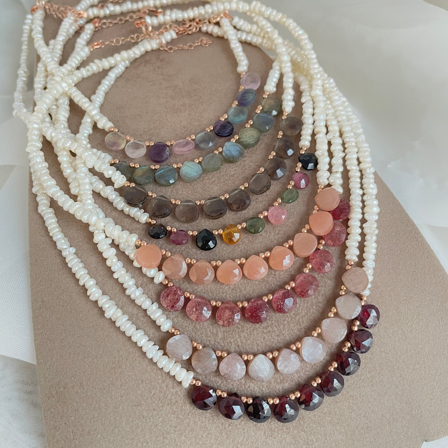 Collana Panarea perle conchiglia irregolari bianche e pietre cm 36 - Lumiere Bijoux