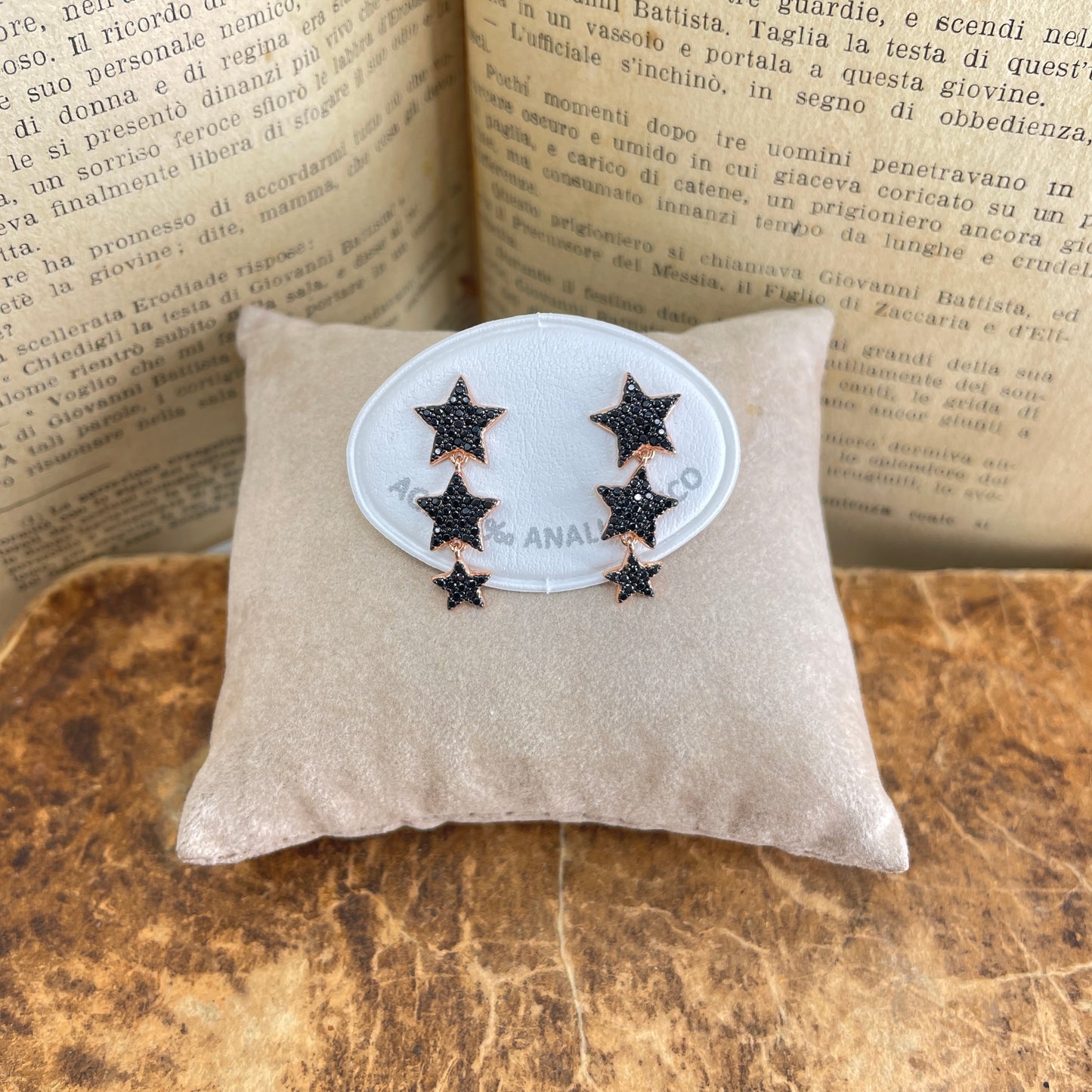 Coppia orecchini a lobo allungo di 2,5 cm di stelle di zirconi neri - Lumiere Bijoux