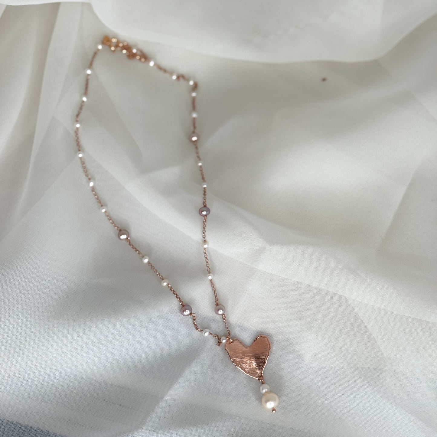 Collana rado perle rosa e bianche con cuore satinato pendente e perla - Lumiere Bijoux