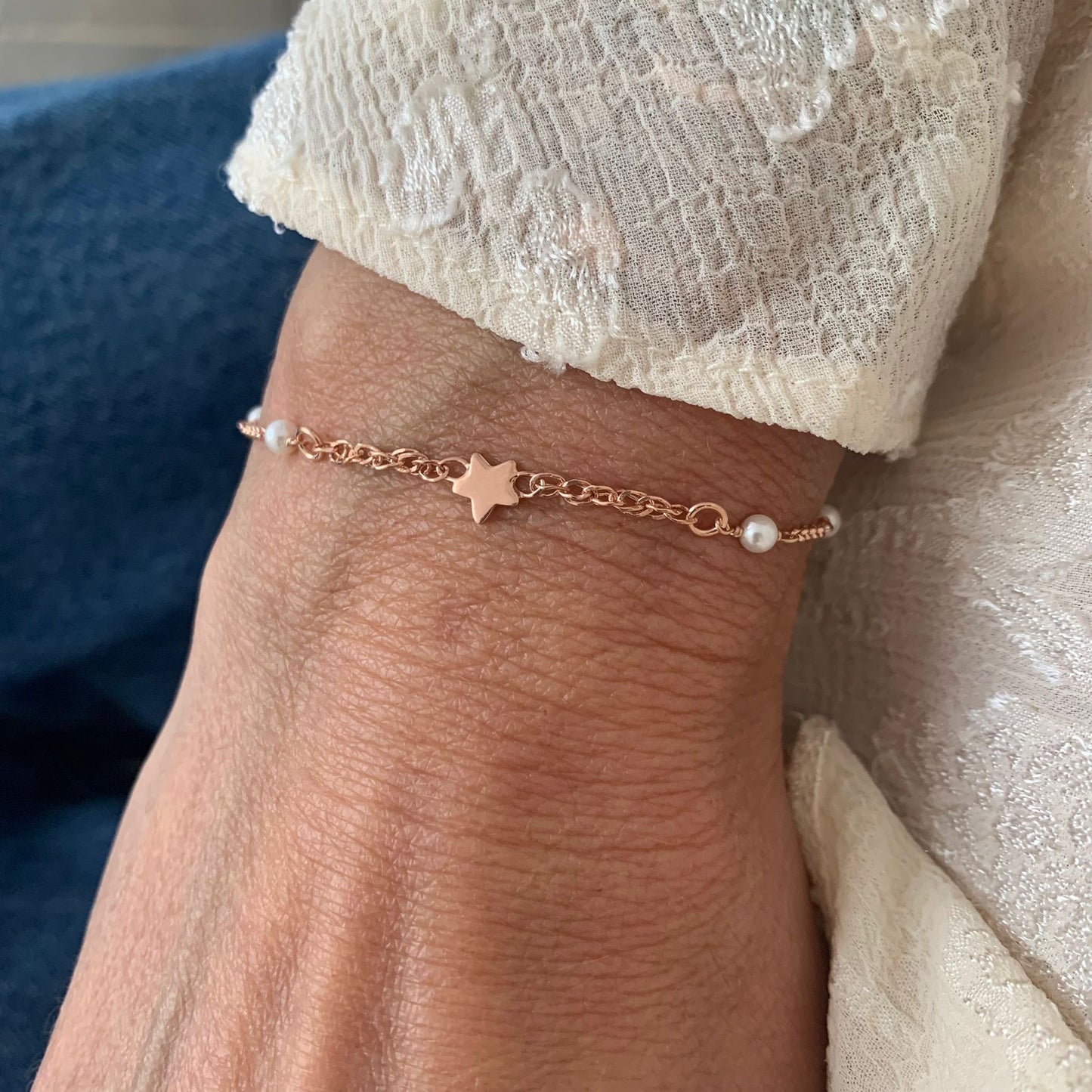 Bracciale catena rollò alternata da perle bianche con micro cuore o stella rosè 17 cm