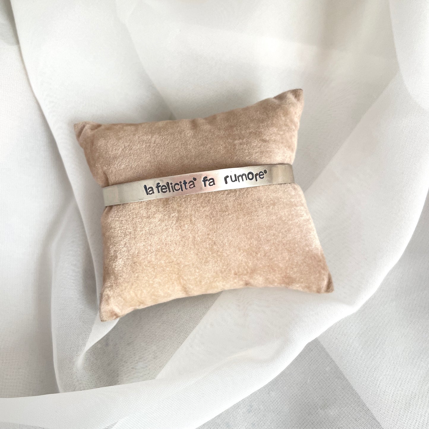 Bracciale rigido aperto anticato con frase battuta La felicità fa rumore - pezzo unico - Lumiere Bijoux